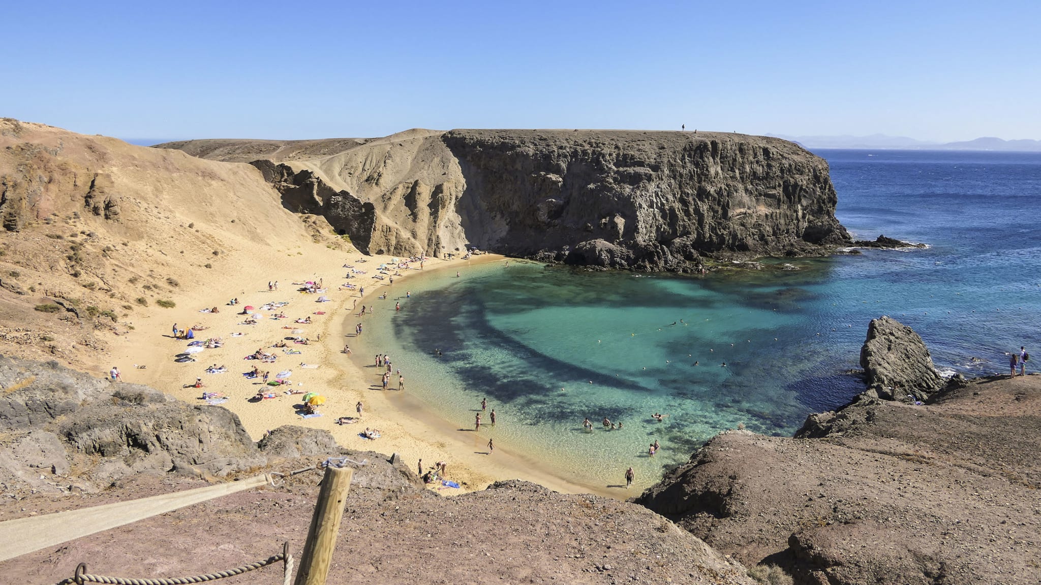 Die Playa del Papagayo auf Lanzarote liegt gut geschützt zwischen hohen Felsen © Joachim Negwer
