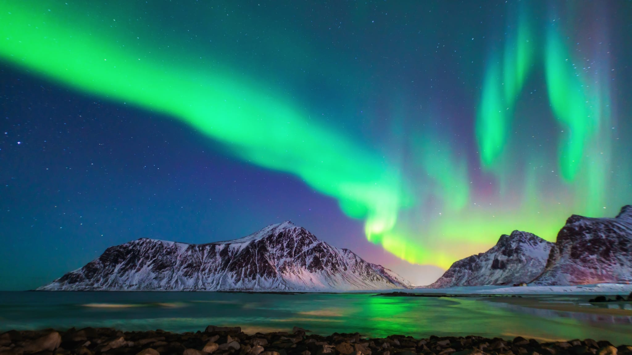 Die Nordlichter über Bergen in Island.