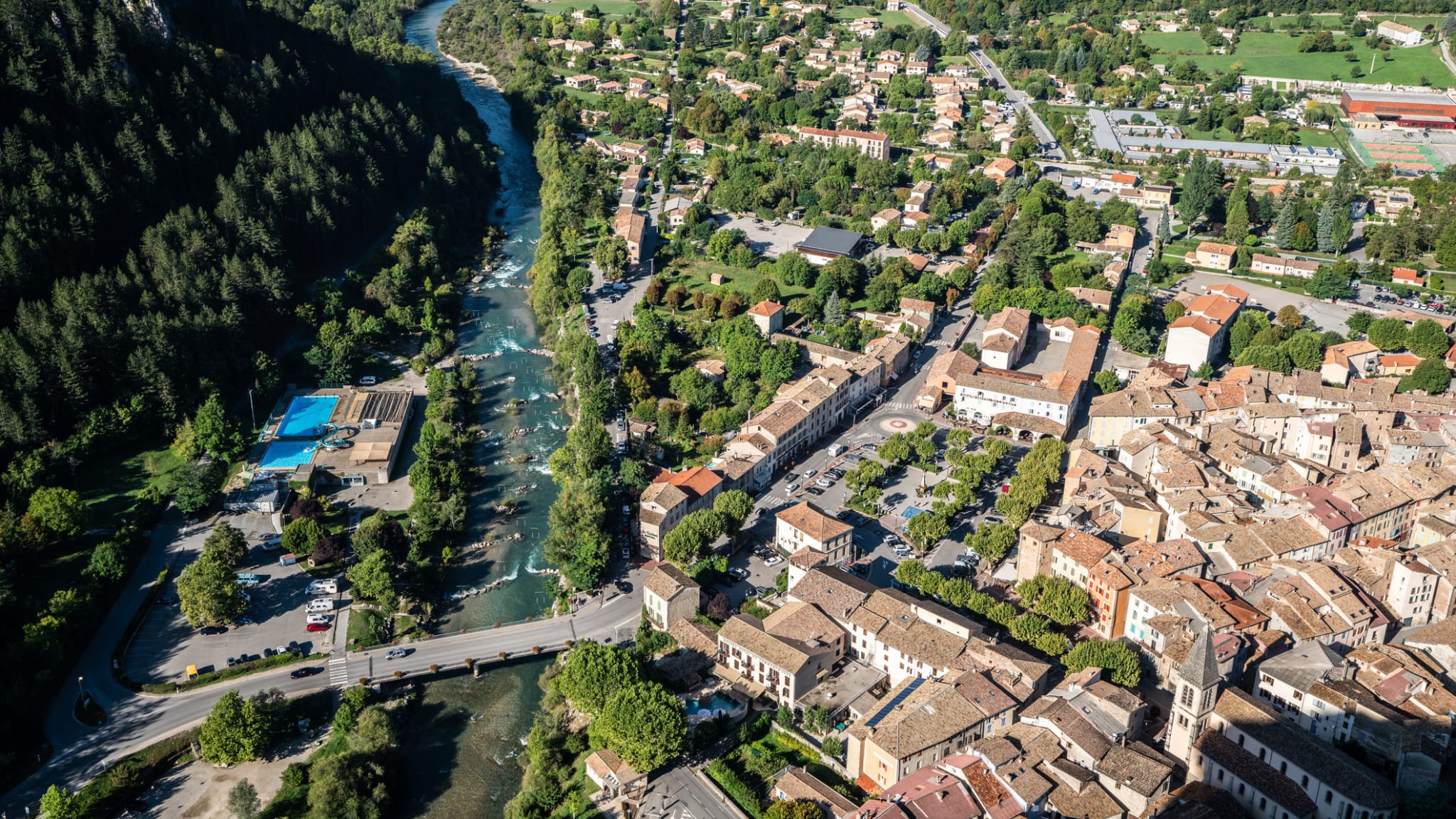 Die Stadt Castellane am Fluss von oben in Frankreich.