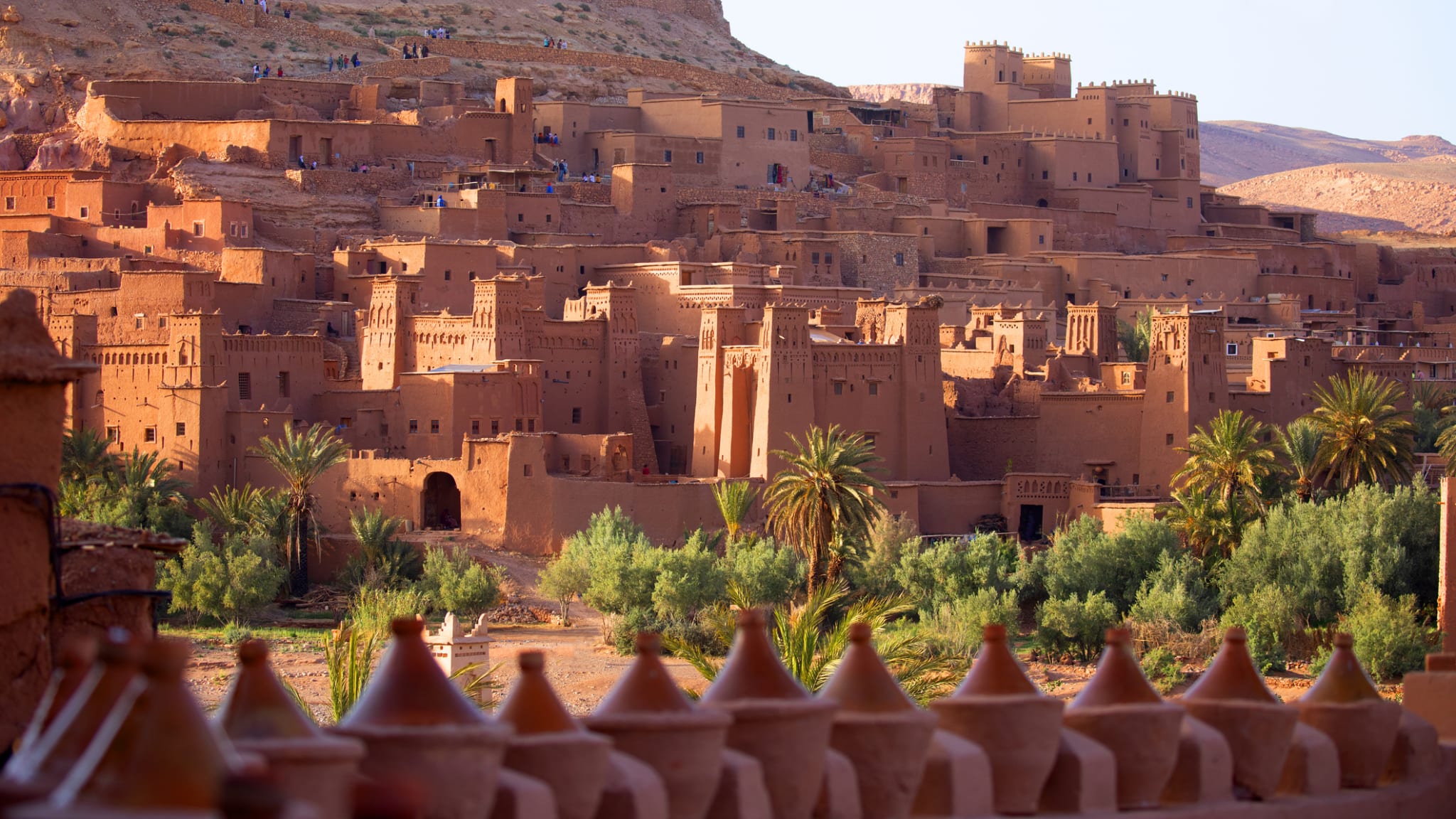 Die Wüstenstadt Ait Ben Haddou in Marokko mit ihren roten Steingebäuden.