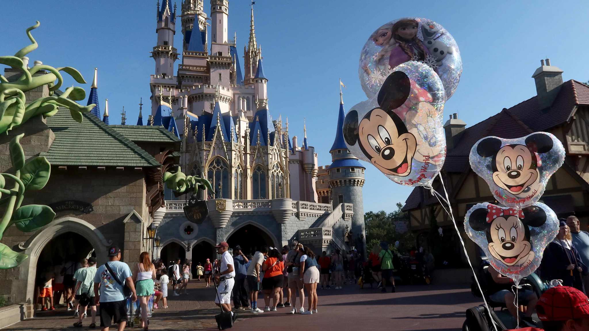 Blick auf das Disney Schloss im Disney World Park in Orlando, Florida.