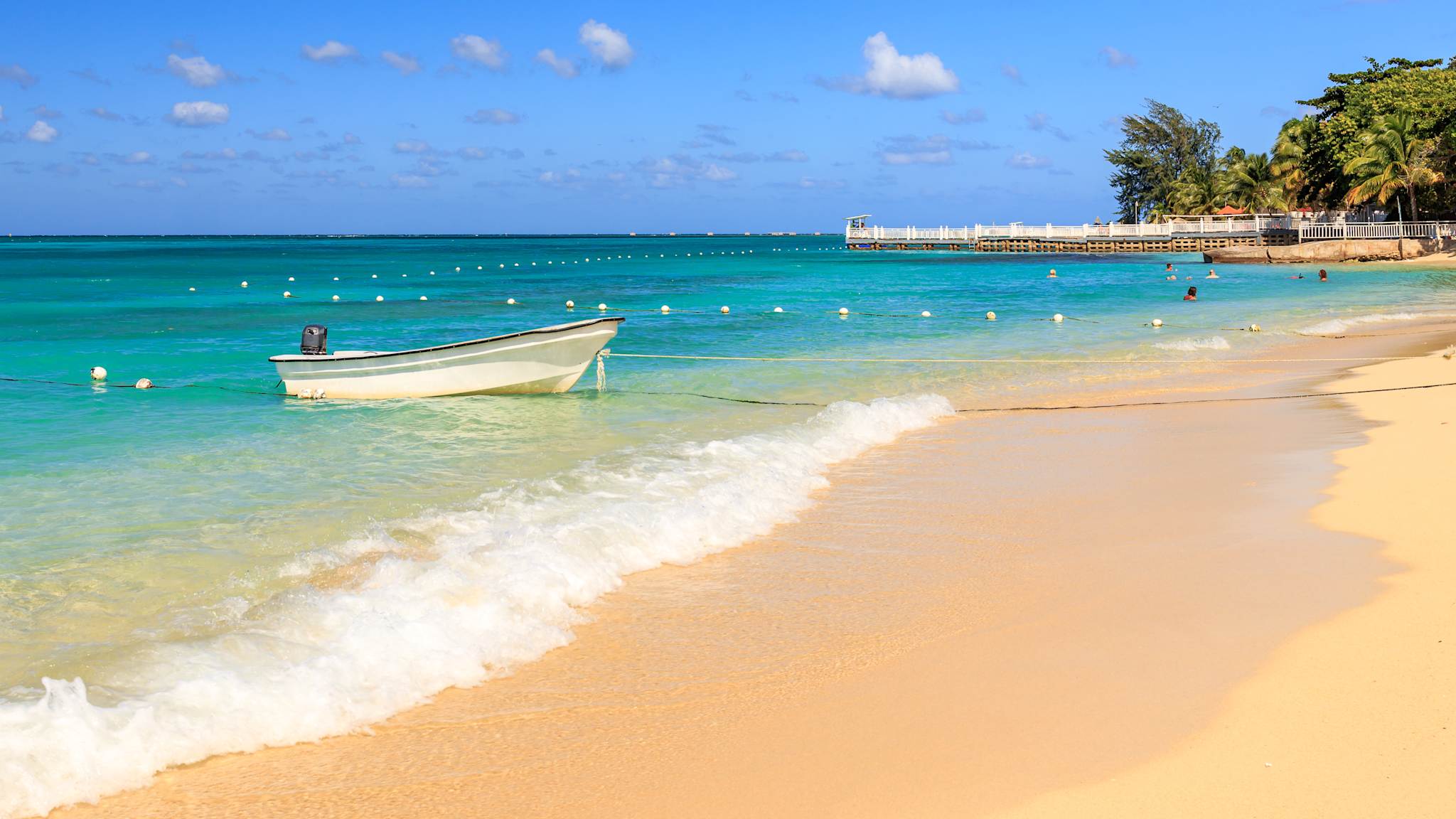 EIn Strand mit einem Boot