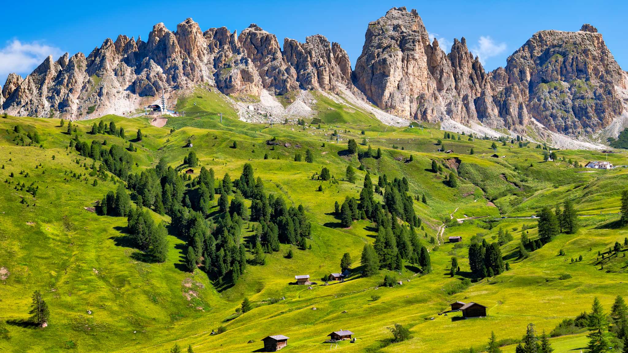 Eine grüne Berglandschaft.