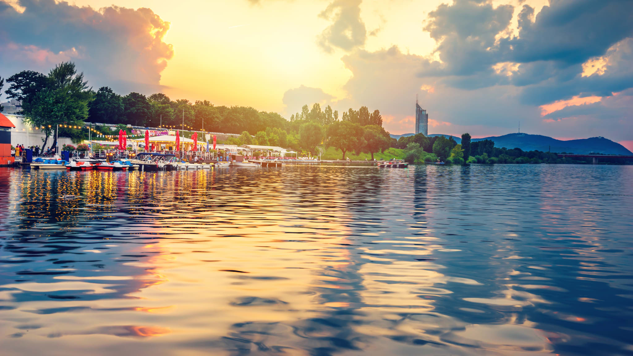 Ein Schiffsanleger bei Dämmerung