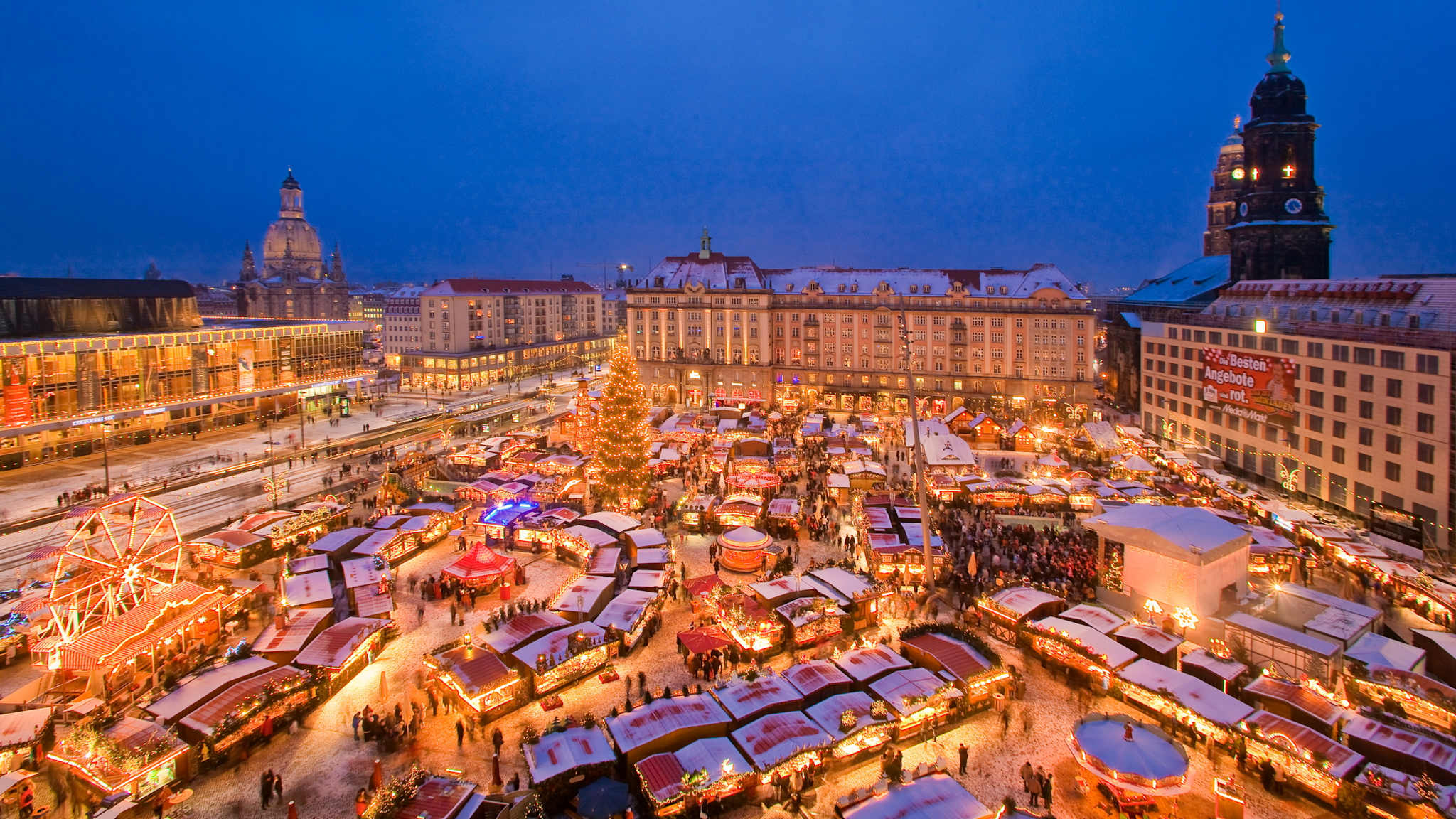 Blick von oben auf einen verschneiten Markt.
