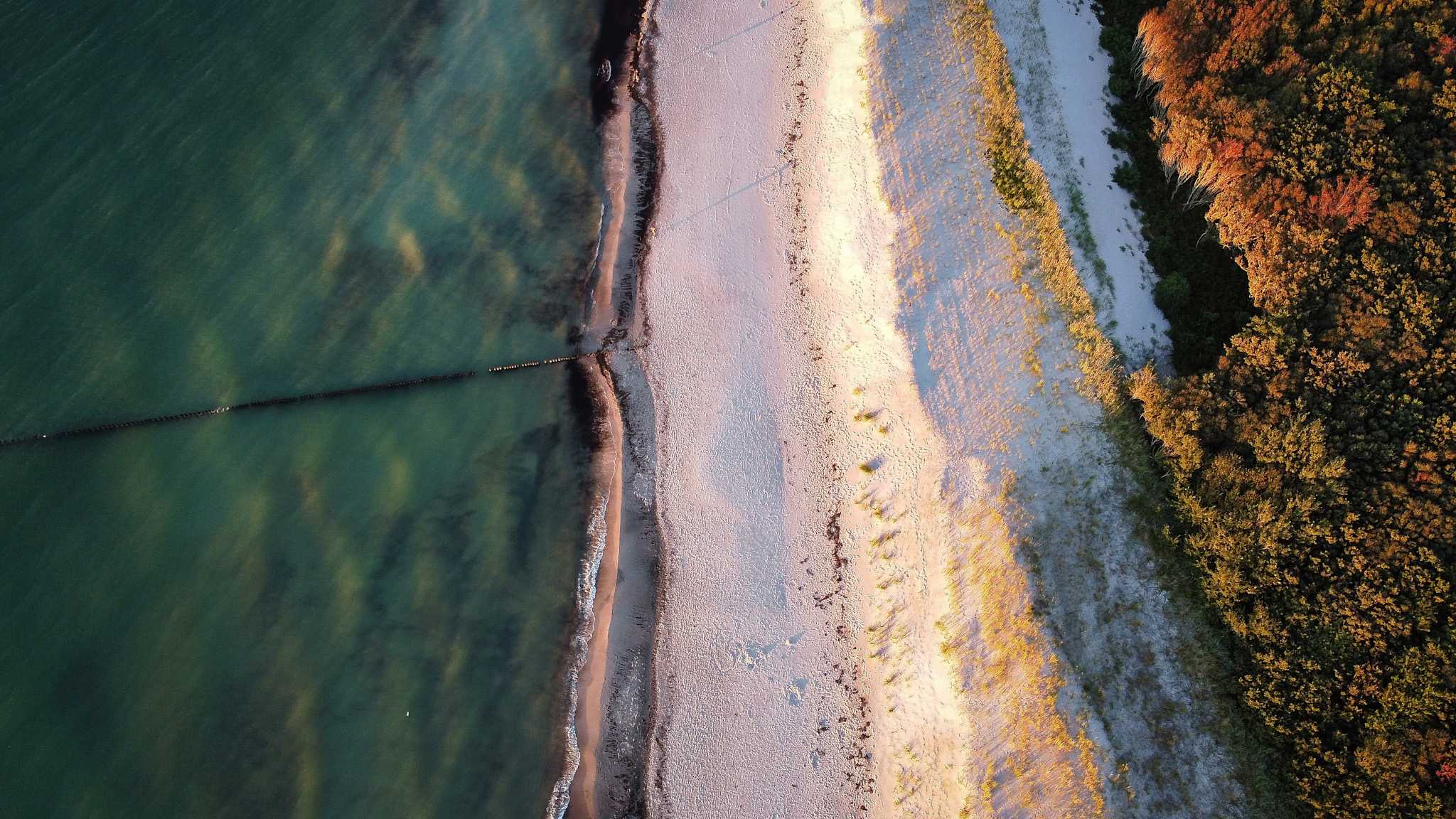 Drohnenaufnahme von einem leeren Strand.