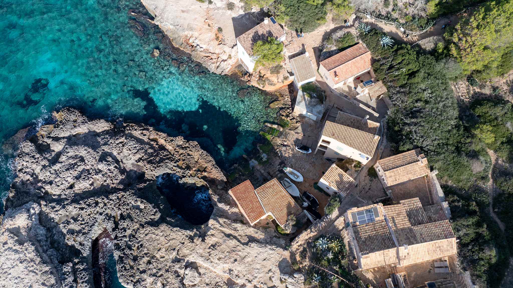 Drohnenansicht Calo des Moro und s'Almunia, Mallorca, Spanien. © pbsm via Getty Images