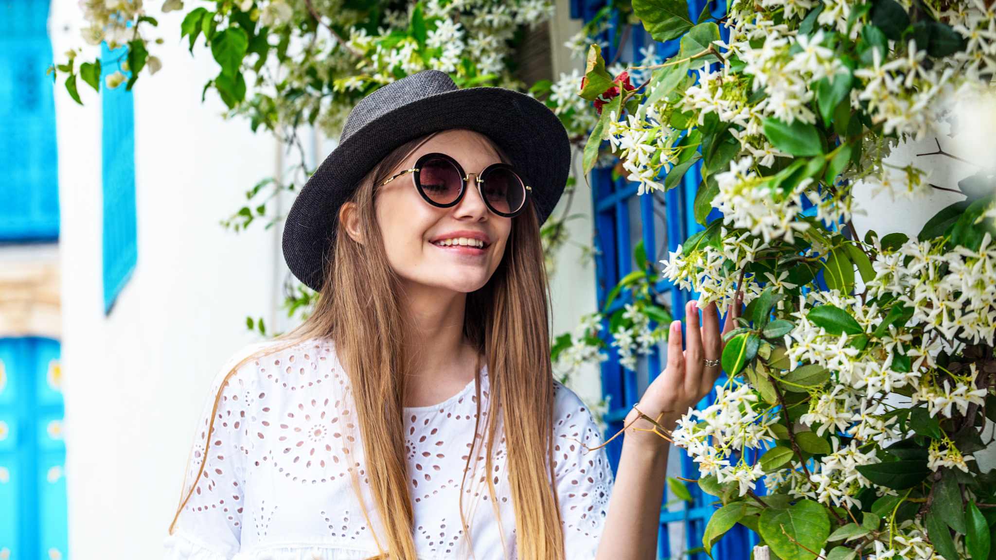 Eine Frau riecht an weißen Blüten