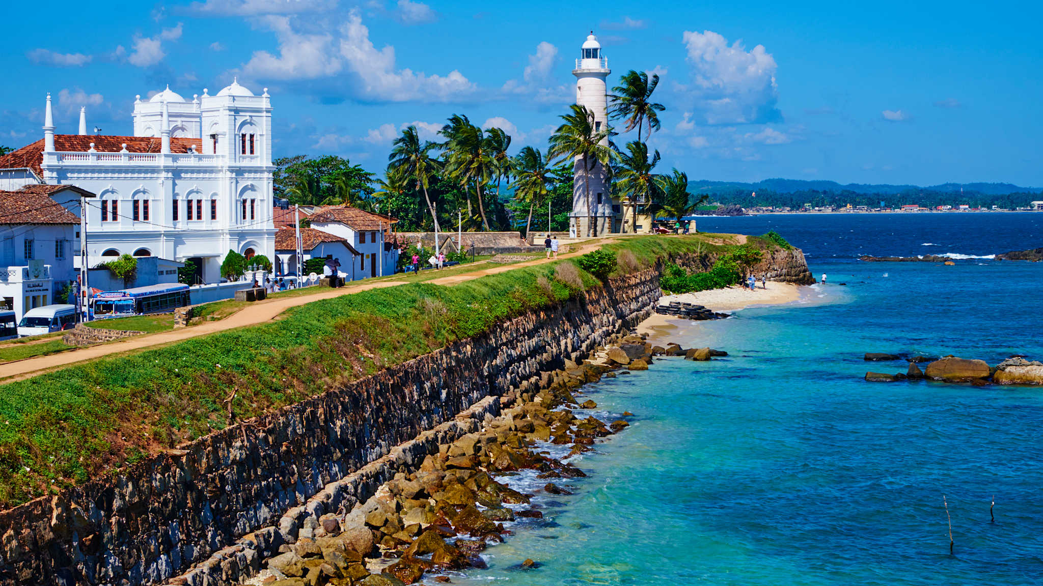 UNESCO-Weltkulturerbe, Leuchtturm & und Meeran Jumma Moschee, Südküstenstrand, Galle, Altstadt, holländisches Fort, Sri Lanka, Südprovinz. © Tuul & Bruno Morandi via Getty Images