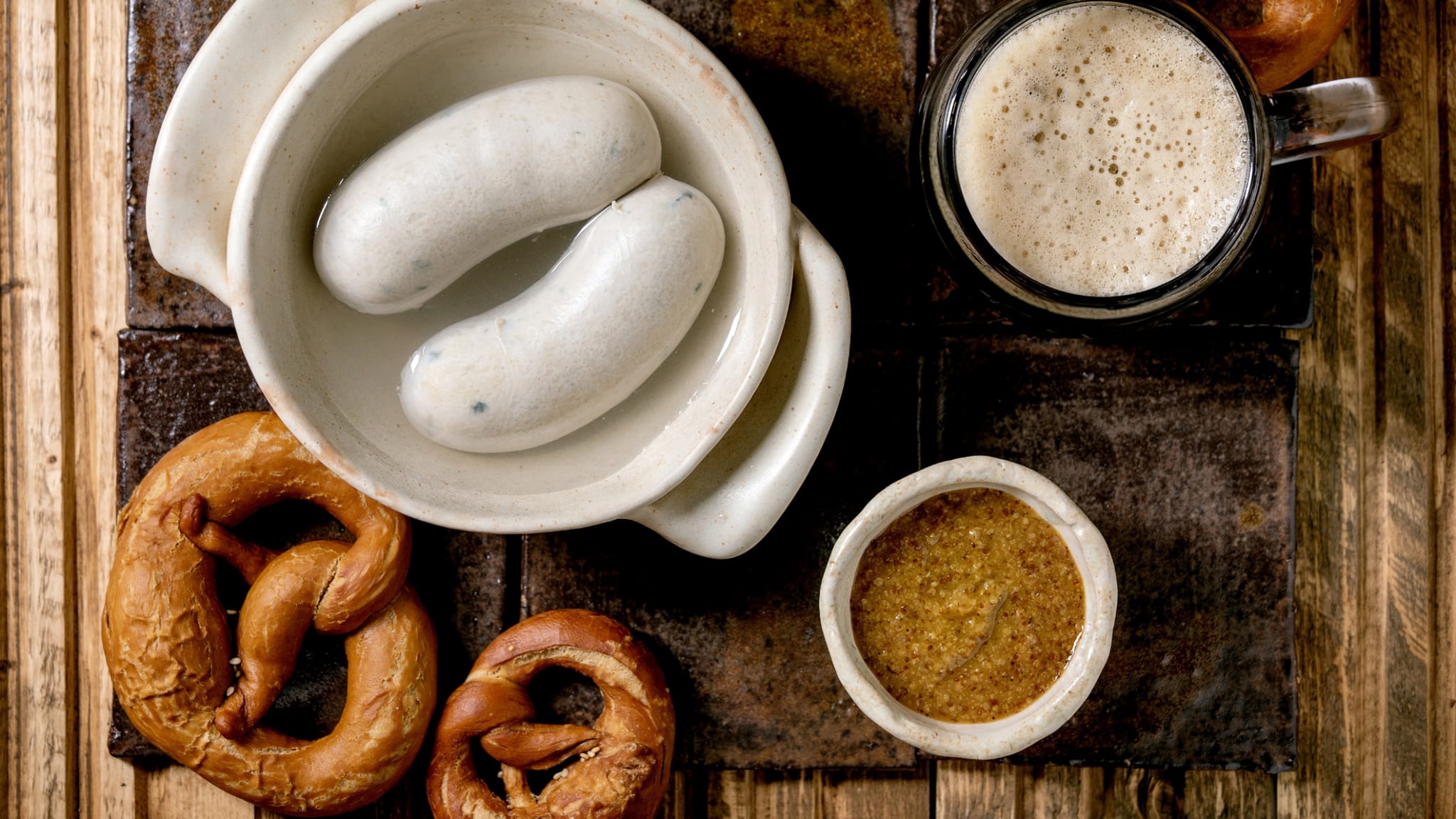 Ein bayrisches Essen mit Weißwurst und Brezel. © Natasha Breen/Moment via Getty Images