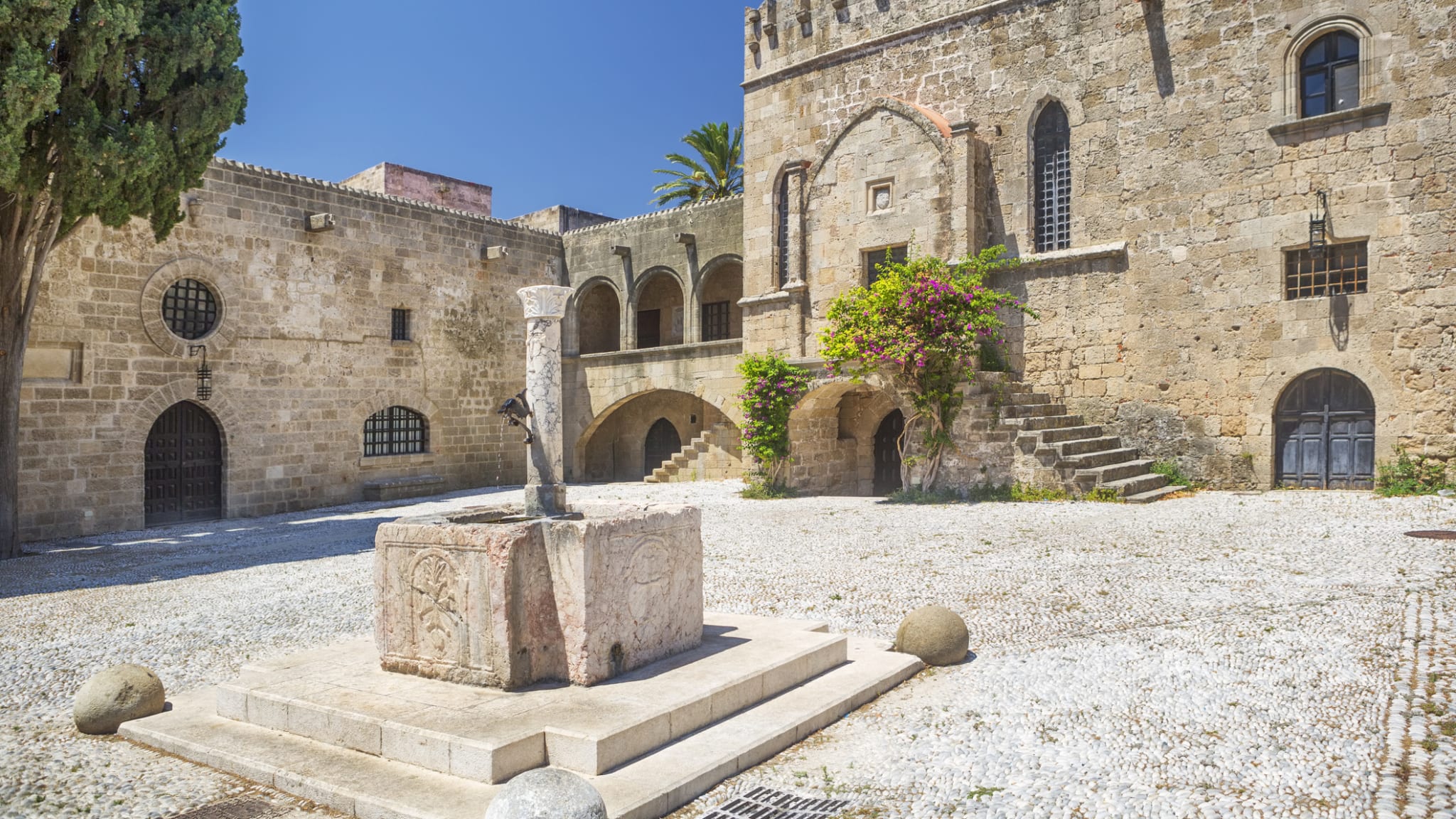 Ein Brunnen auf einem mittelalterlichen Platz Rhodos.