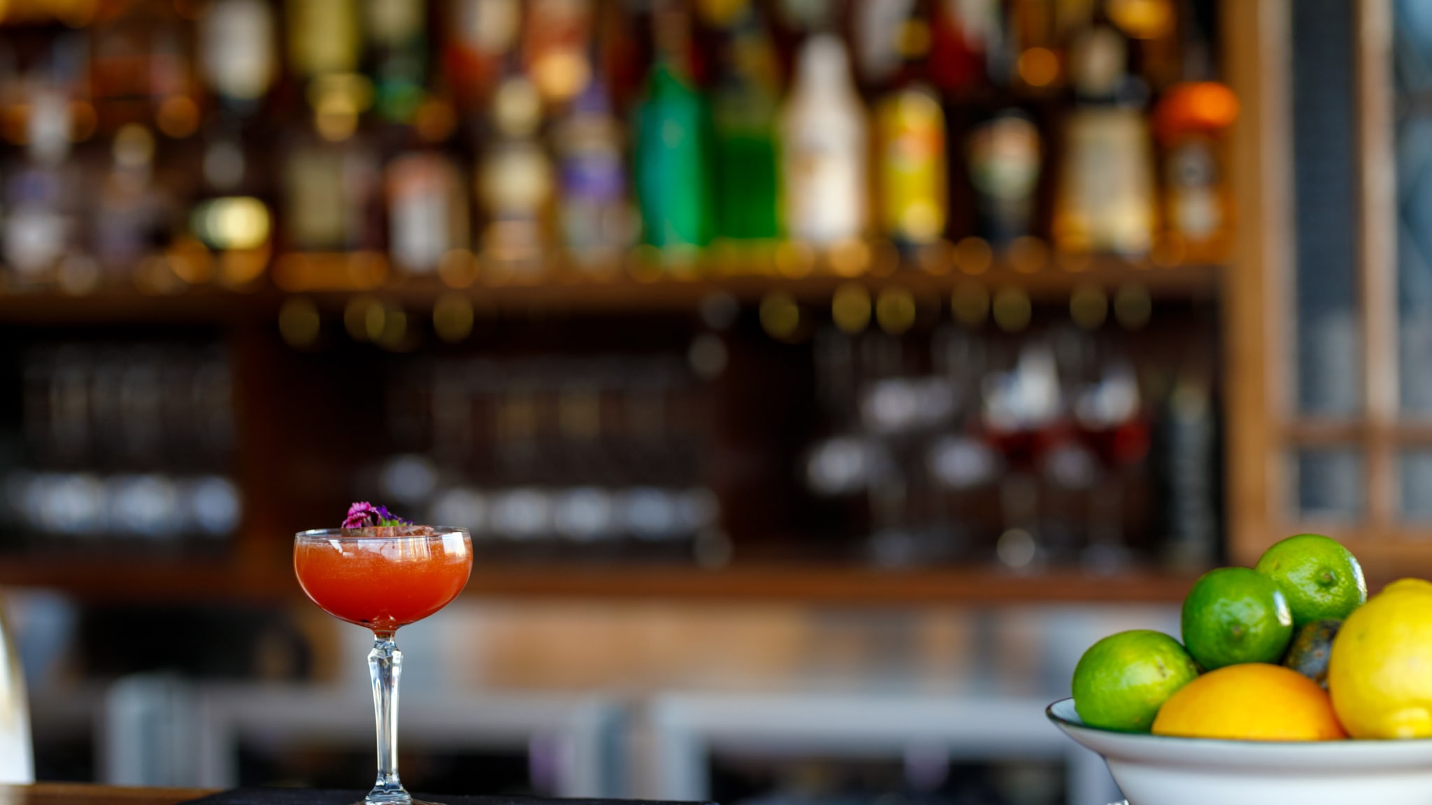 Ein Cocktail steht auf einer Bar. © Thurtell/iStock / Getty Images Plus via Getty Images