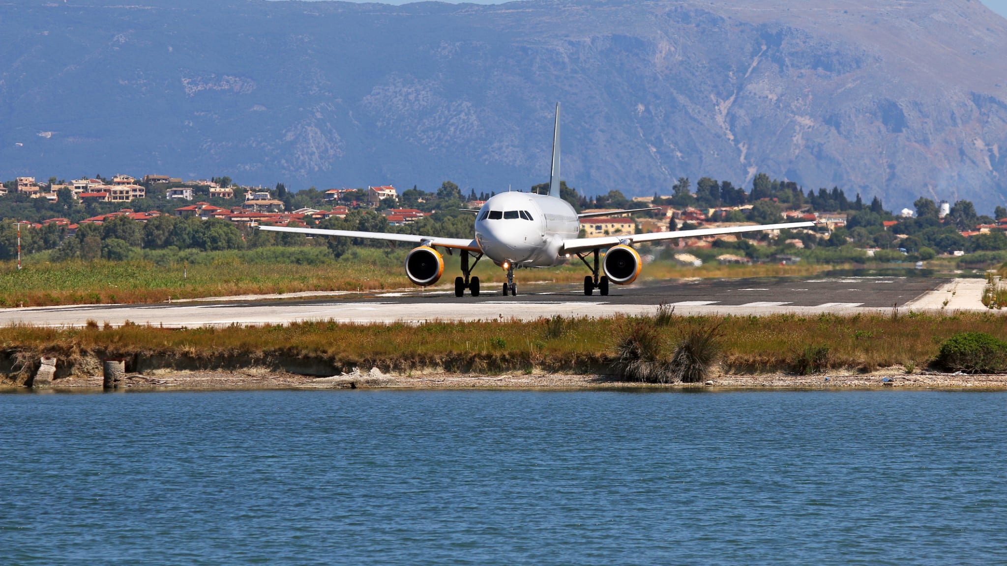 Ein Flugzeug landet in Korfu, Griechenland.