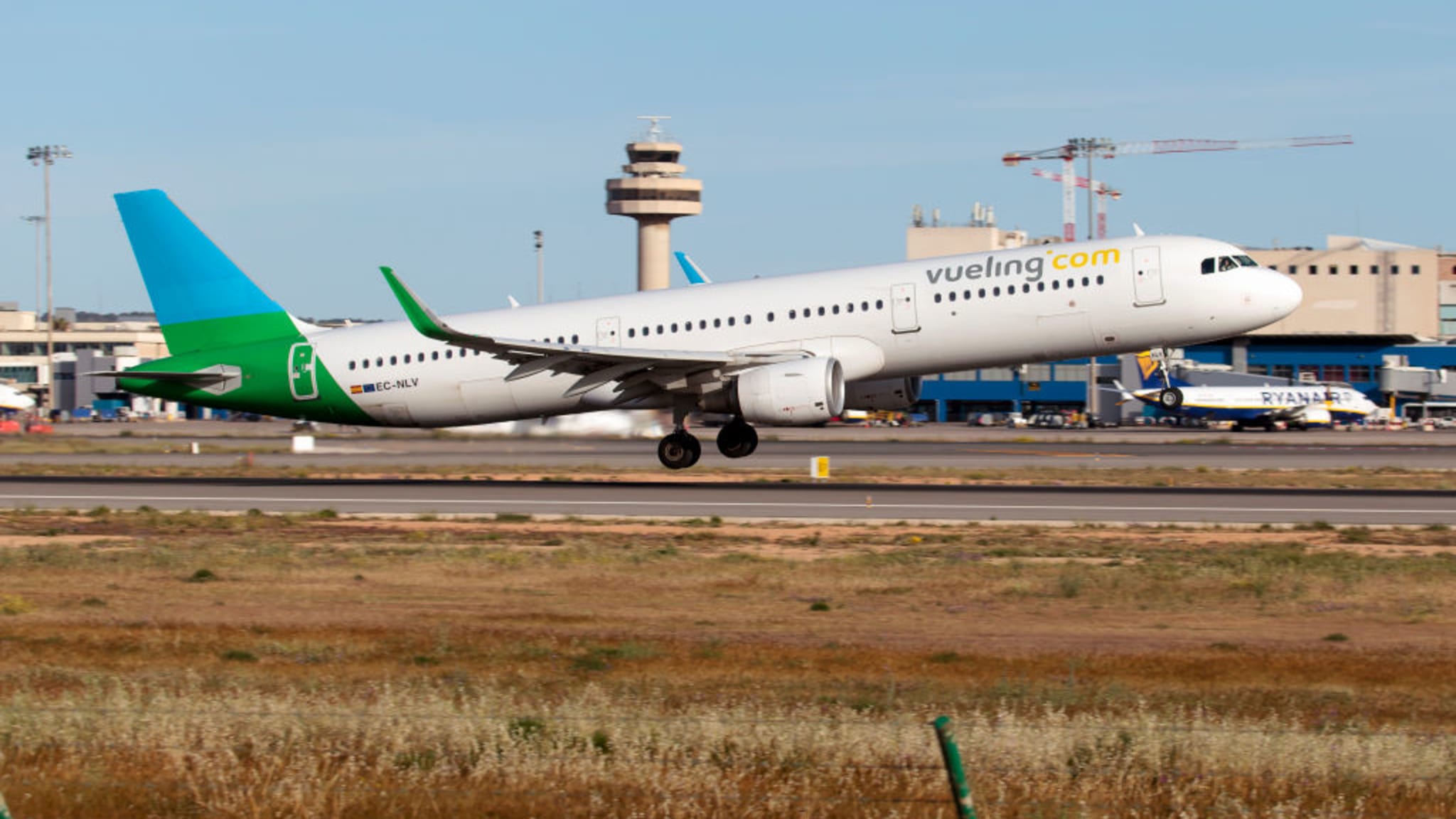 Ein Flugzeug startet in Palma de Mallorca.