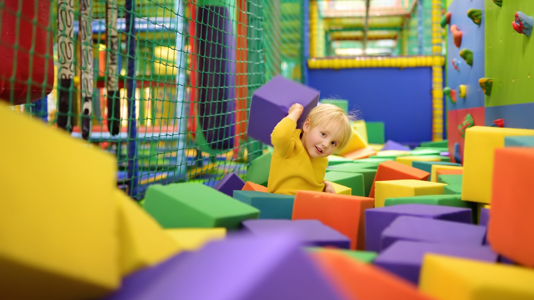 Ein kleiner Junge spielt in einem Indoorpark. © SbytovaMN/iStock / Getty Images Plus via Getty Images
