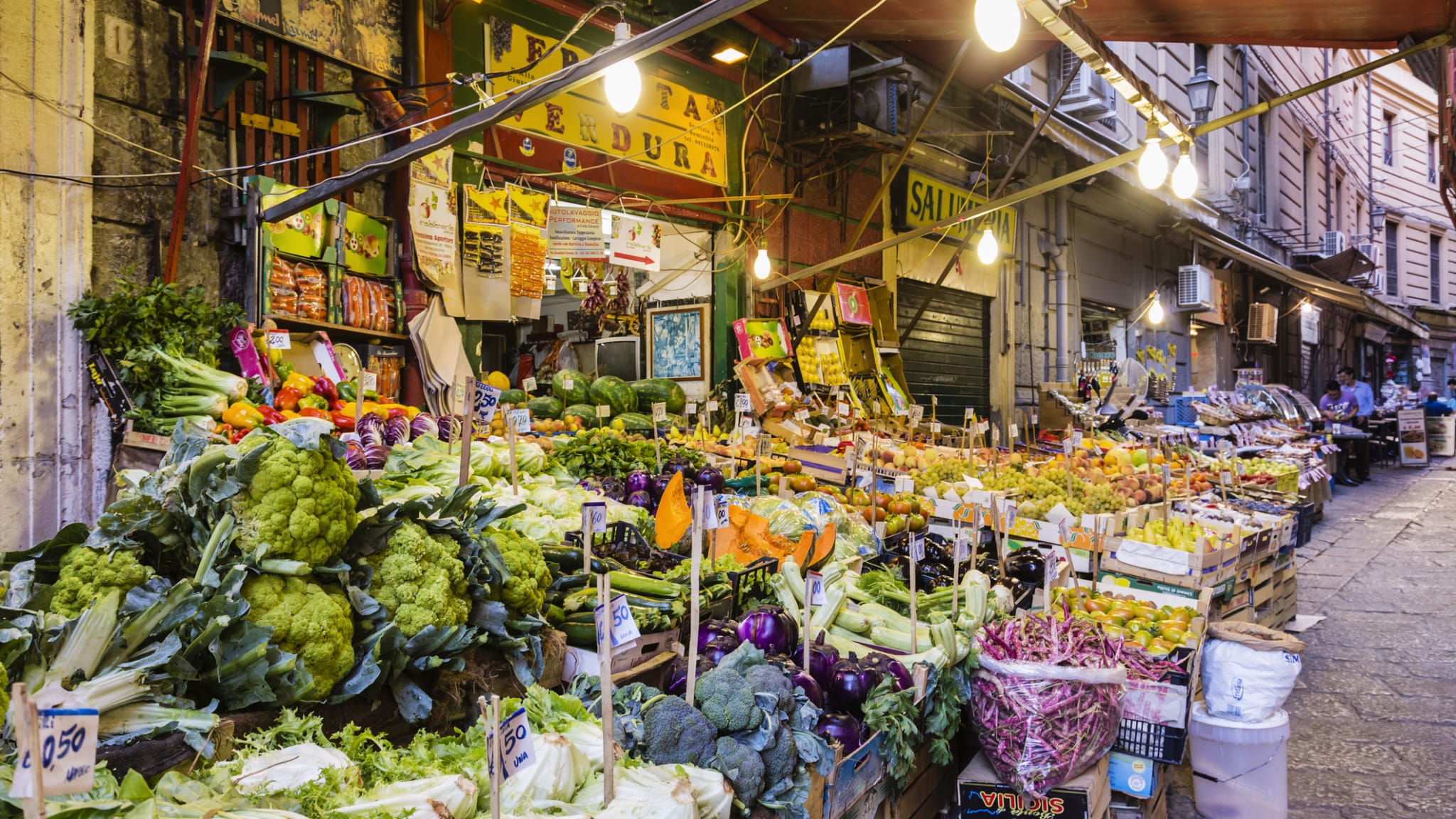 Ein Marktstand mit frischem Gemüse in Palermo, Sizilien, Italien.