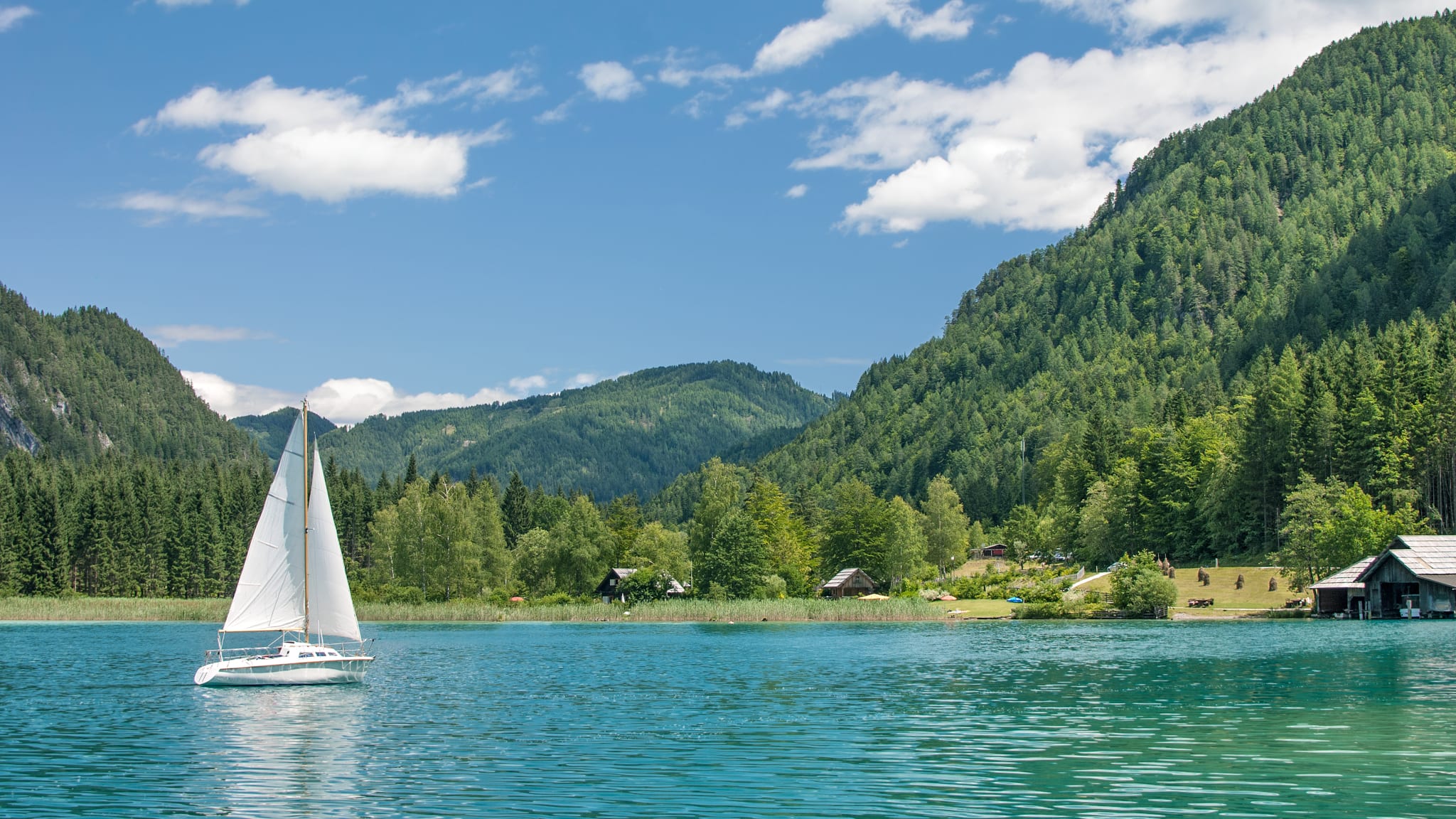 Ein Segelboot auf dem Weissensee, Kärnten, Österreich