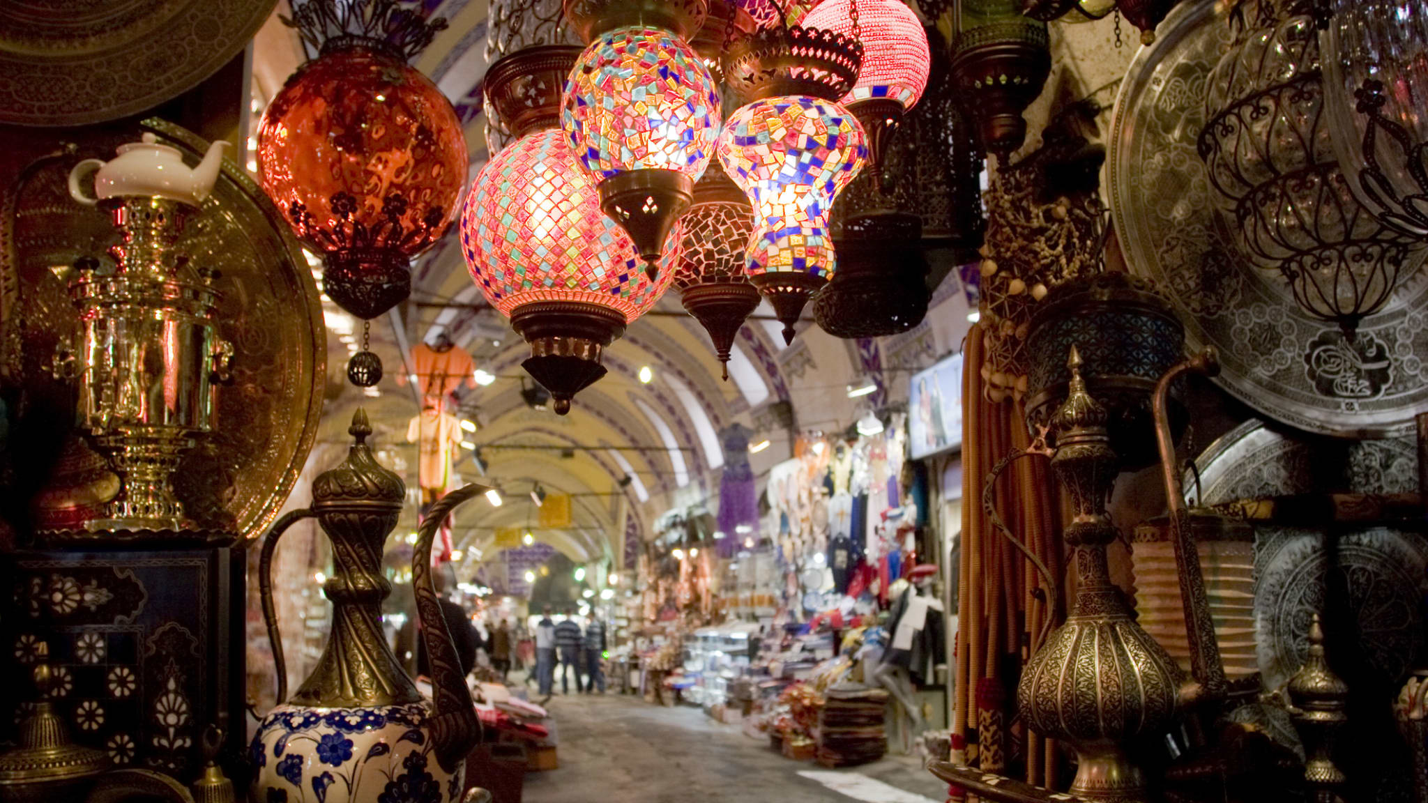 Ein Stand mit Lampen auf einem Basar in Istanbul, Türkei.