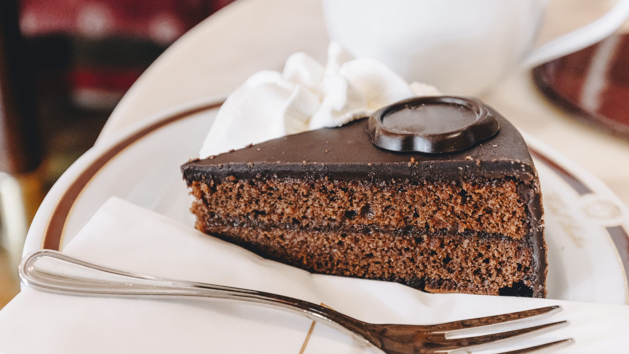 Ein Stück Sachertorte auf einem Teller