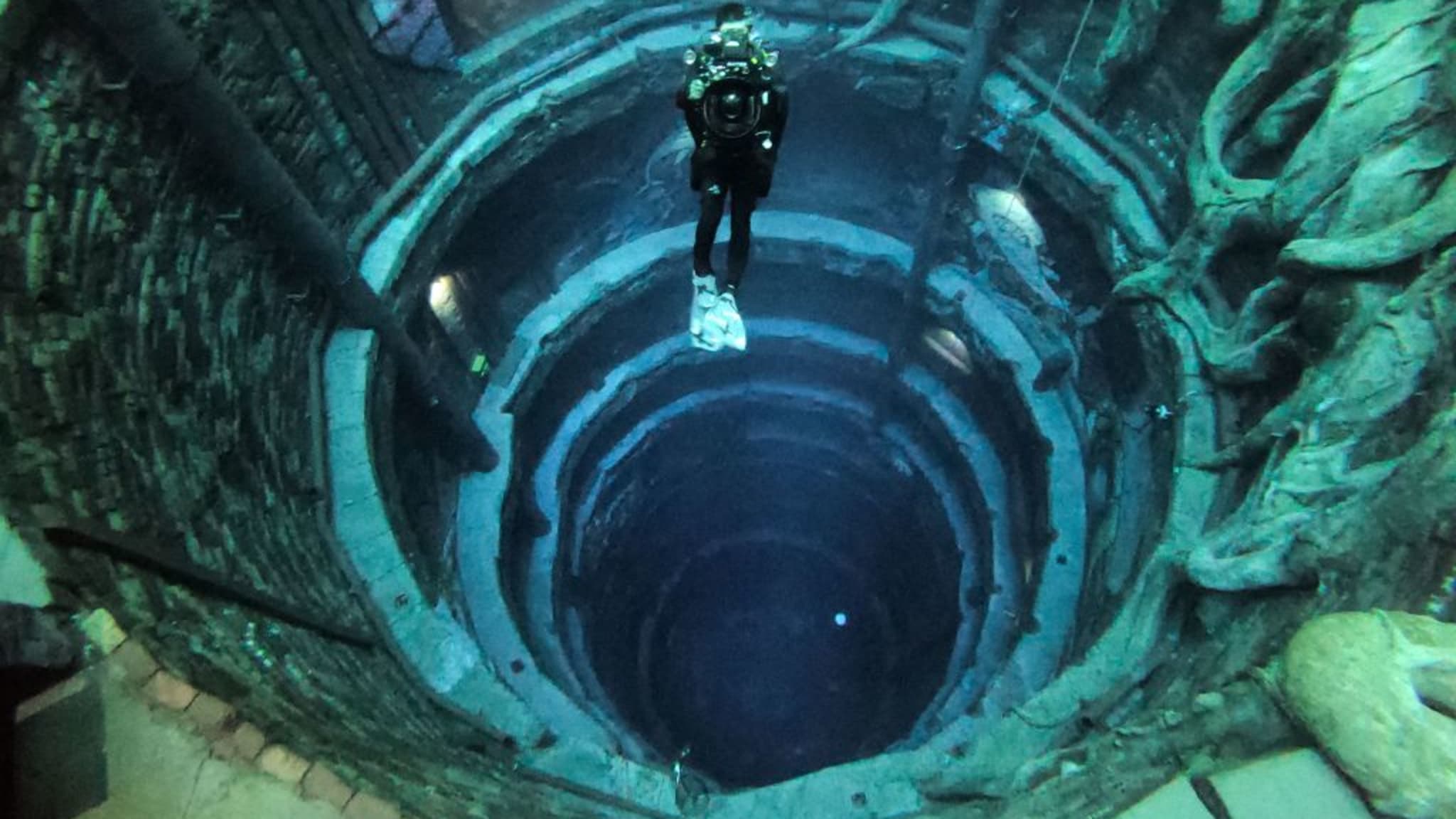 Ein Taucher im Deep Dive Swimming Pool, Dubai.