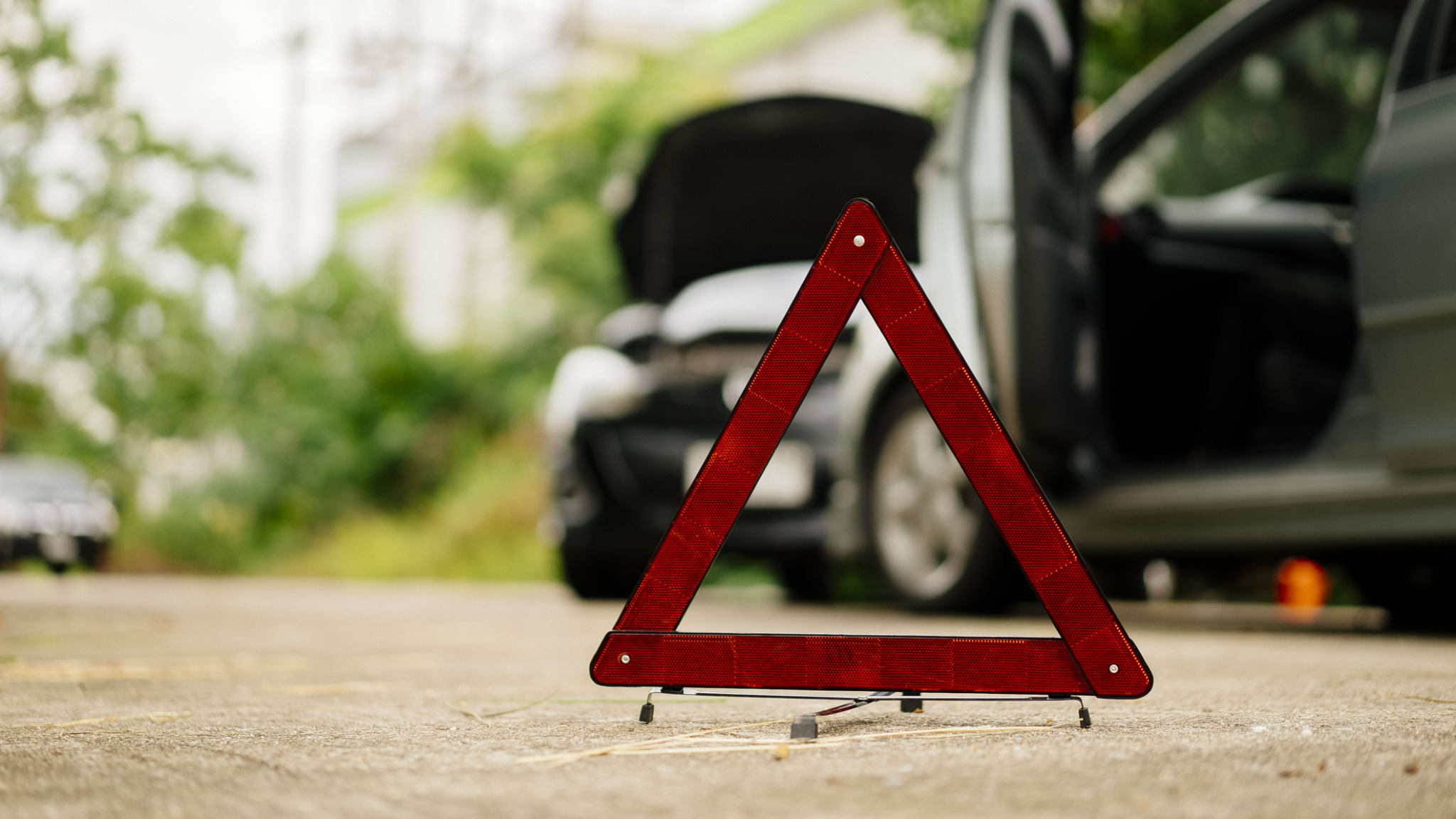 Ein Warndreieck bei einem Unfall in Thailand. © skaman306/Moment via Getty Images