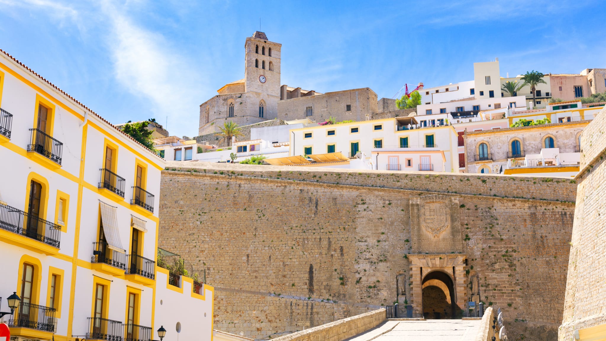 Ein Weg und ein Tor an der Stadtmauer der Altstadt von Ibiza-Stadt.