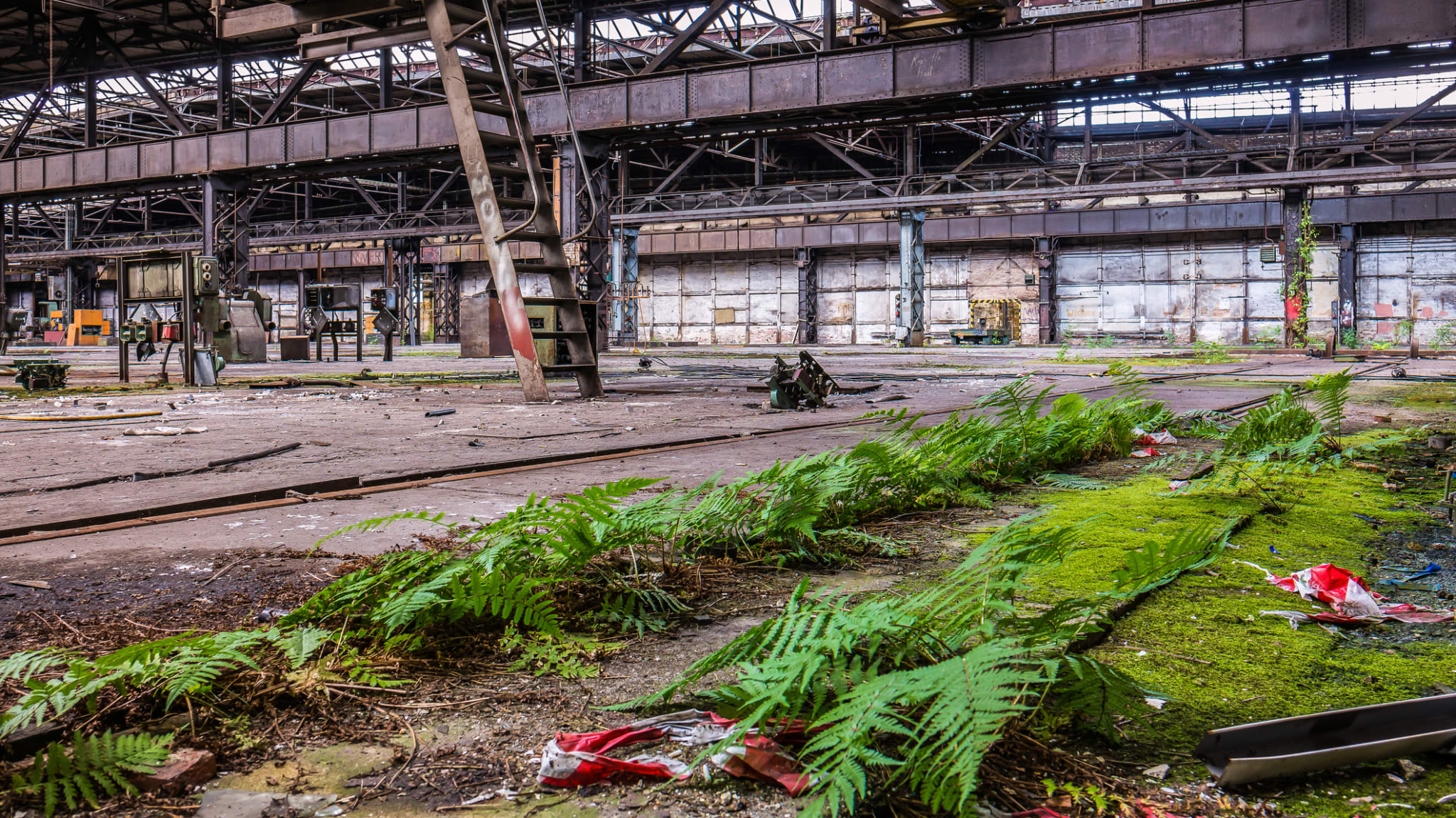 Eine alte Fabrikhalle als Lost Place in Deutschland.