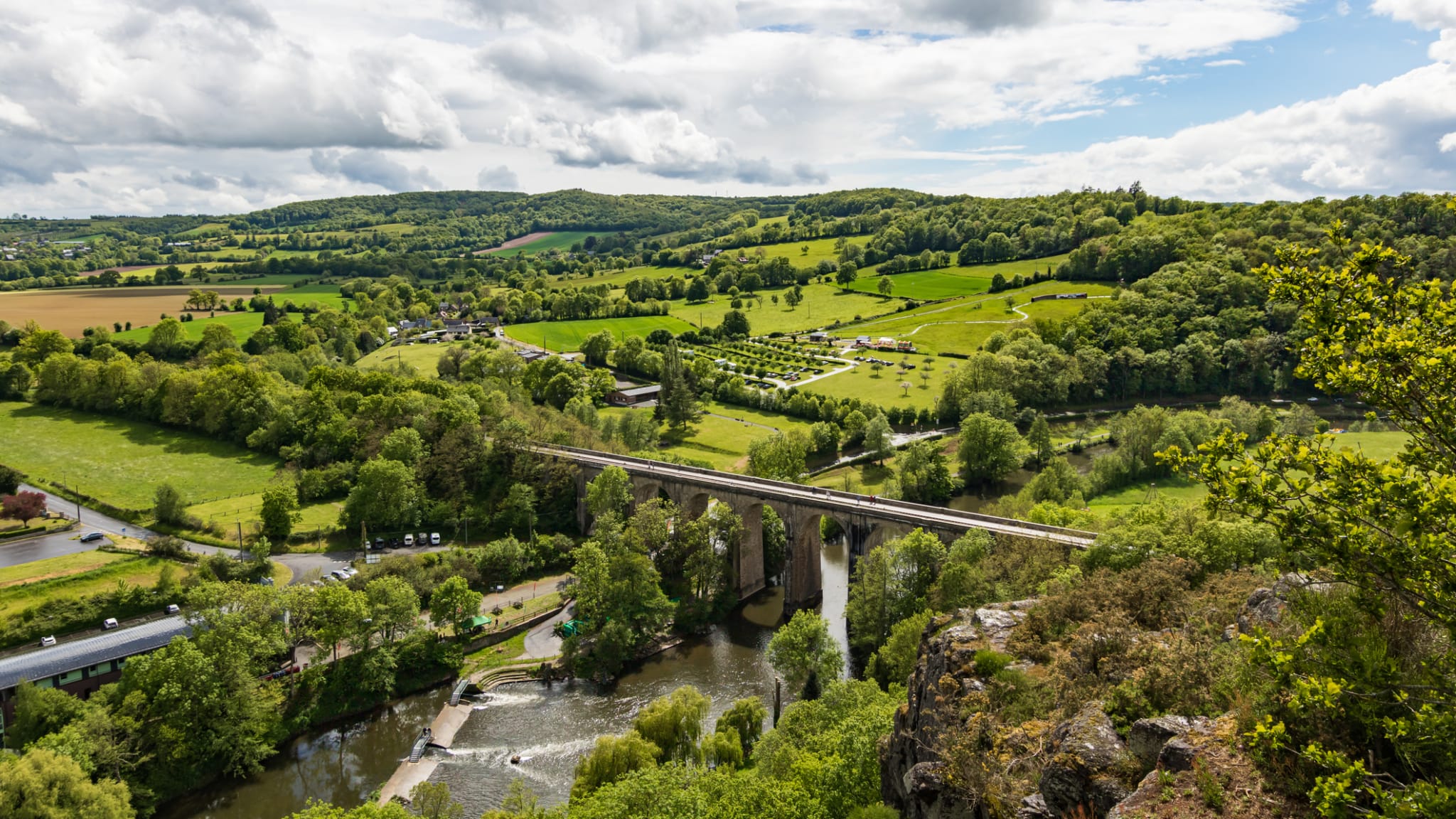 Eine Brücke über einen Fluss in der Normandie, Frankreich.