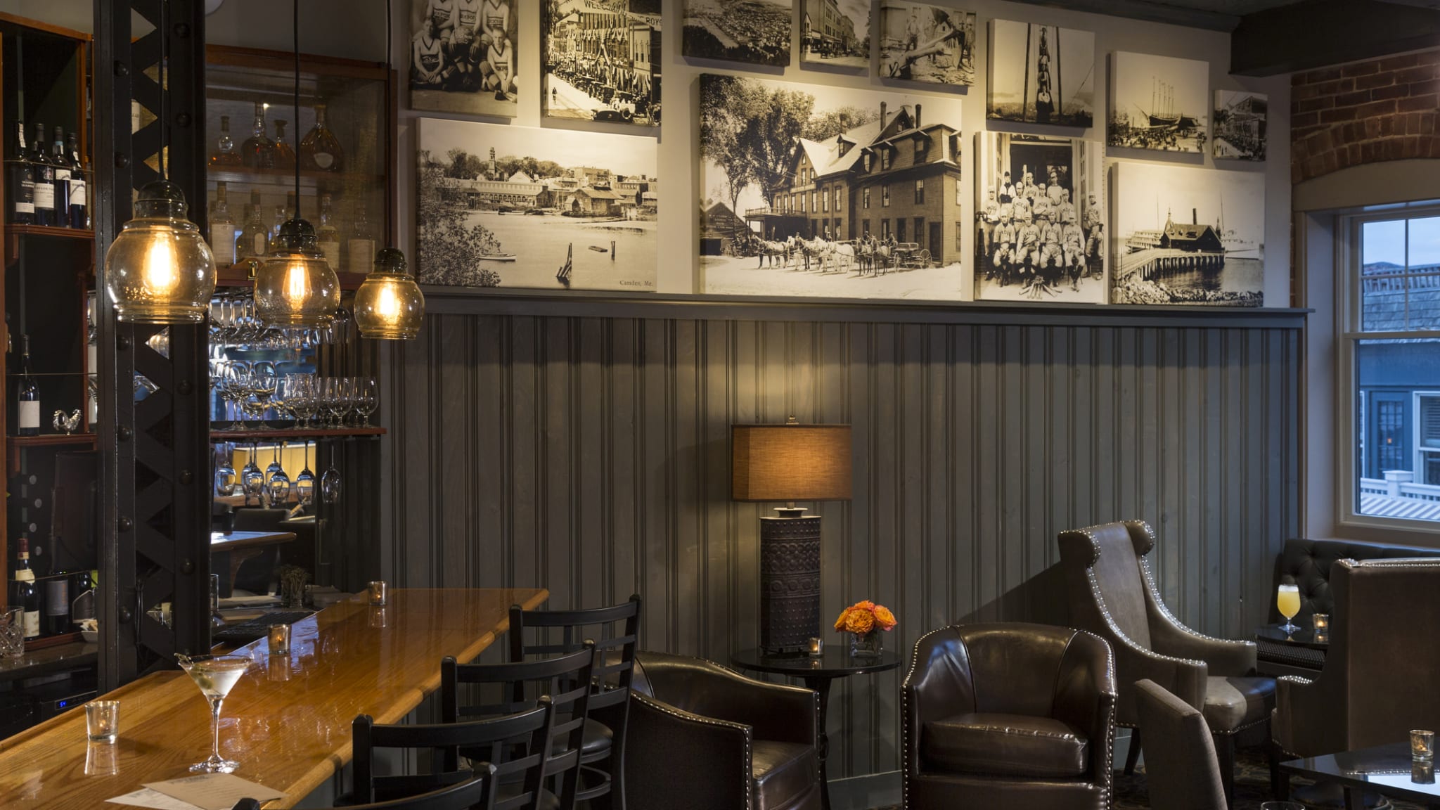 Eine Cocktailbar im Vintage-Stil eingerichtet.