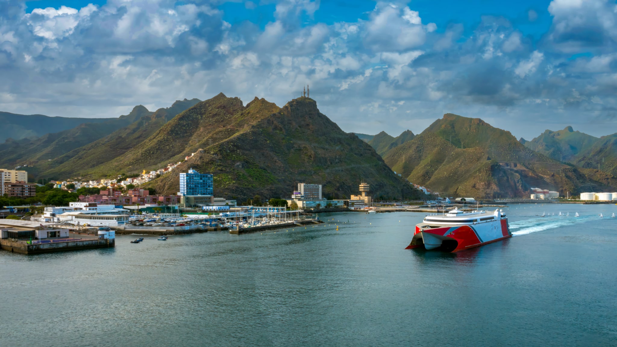 Eine Fähre fährt am Hafen von Santa Cruz de Teneriffa vorbei.