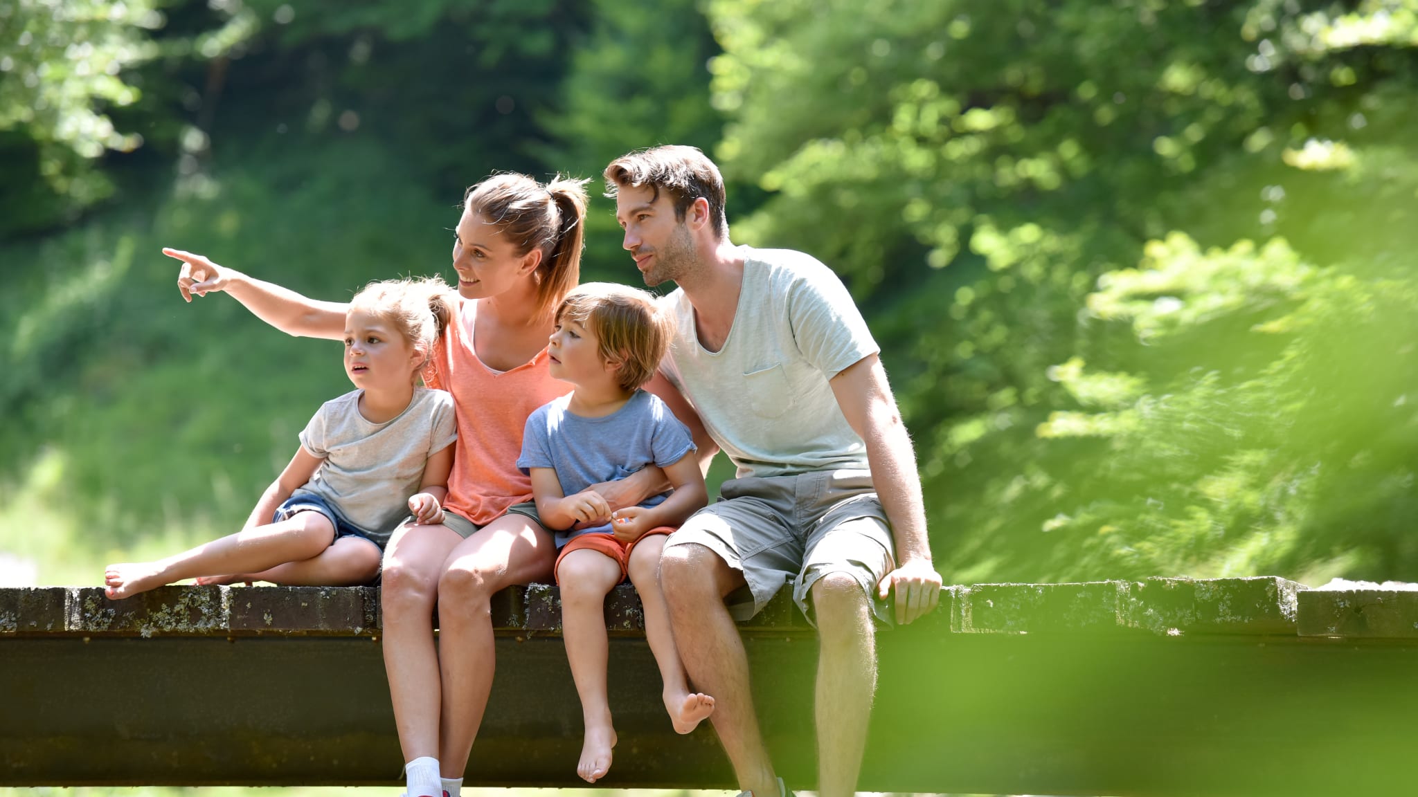 Eine Familie auf einem Steg © goodluz – stock.adobe.com