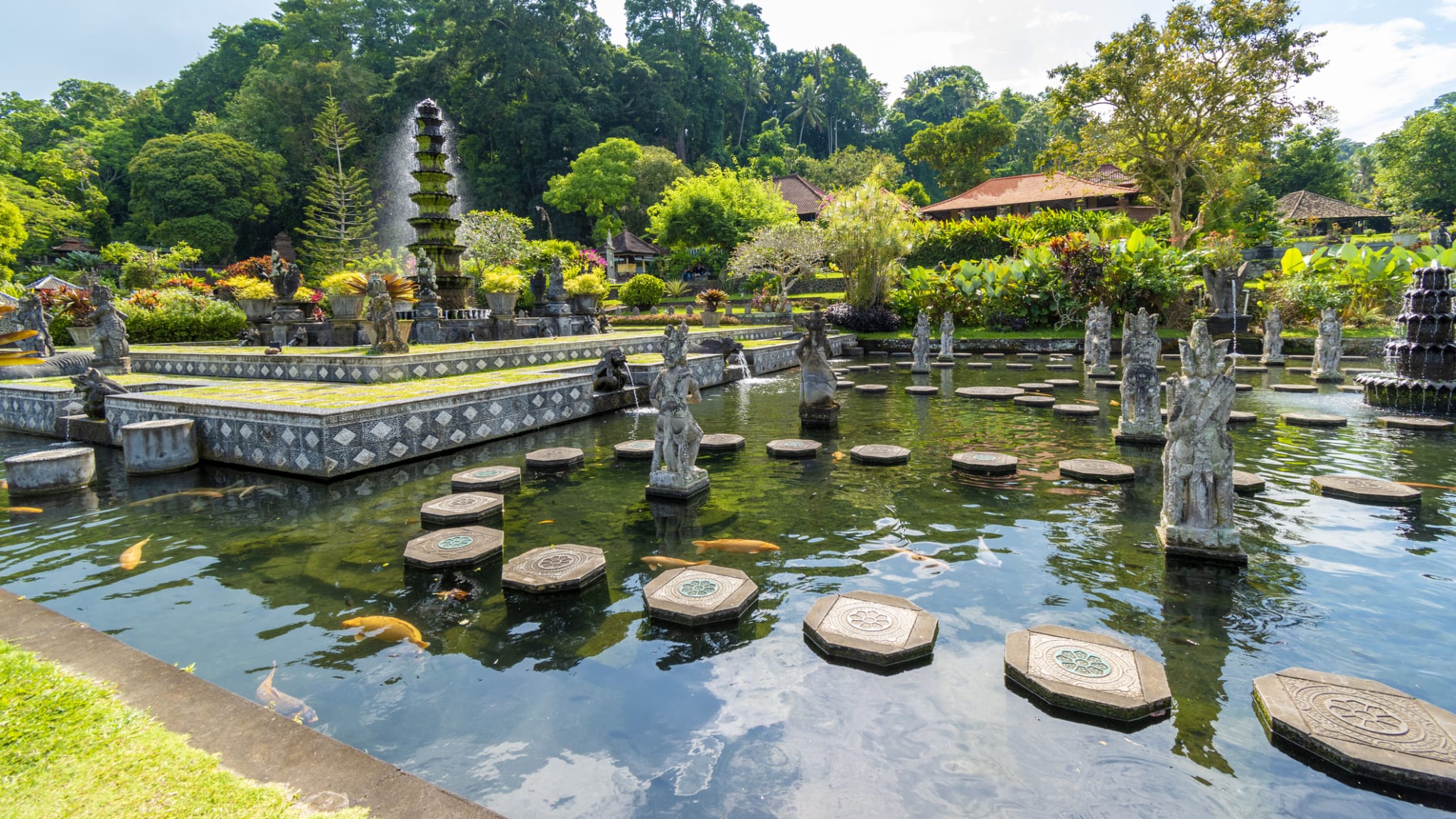 Eine Gartenanlage mit einem Teich und Brunnen auf Bali, Indonesien.