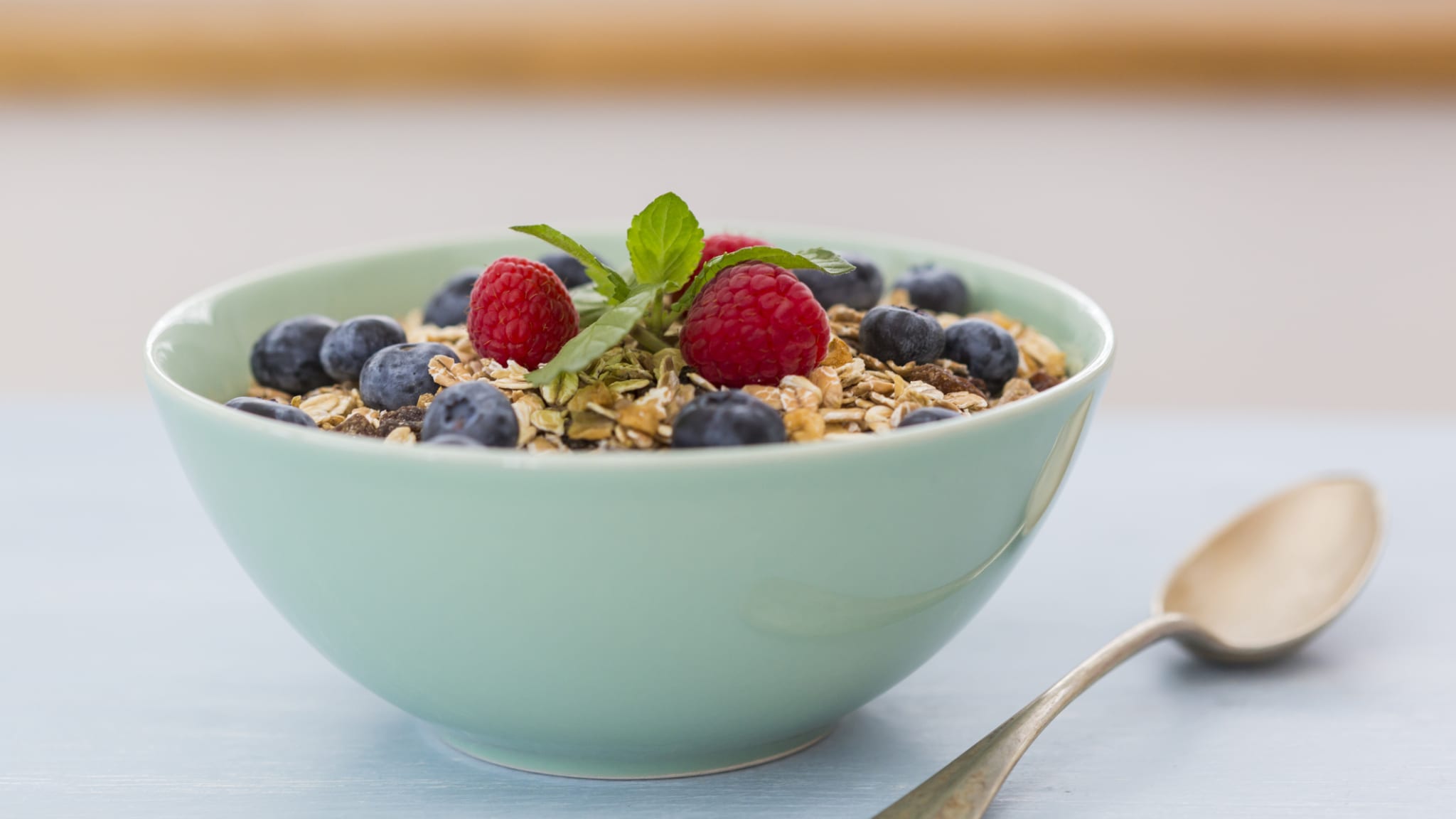 Eine Schale mit Müsli und Früchten, wie beim Birchermüsli. © Westend61/Westend61 via Getty Images