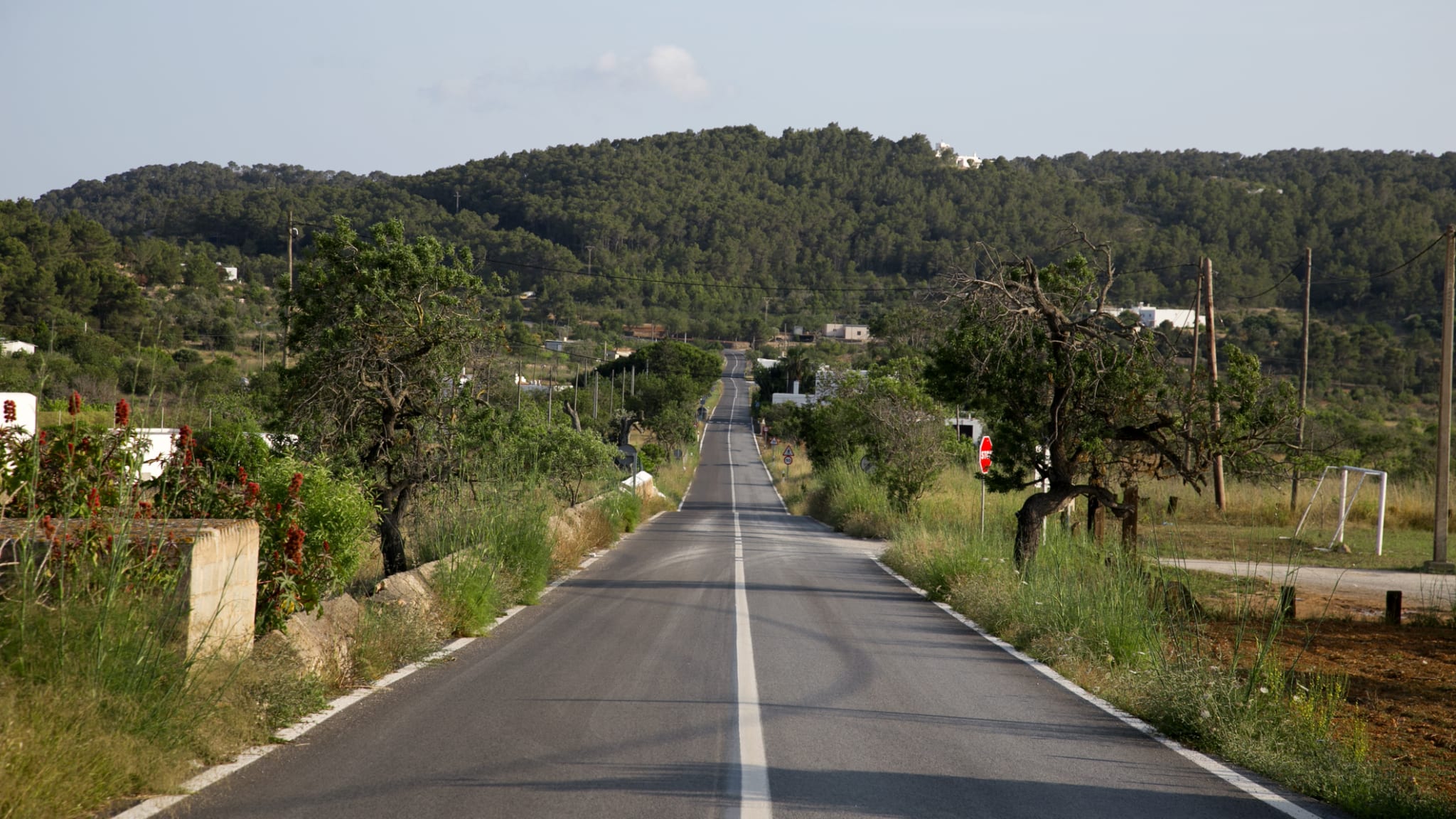 Eine Straße Richtung Santa Agnes de Corona auf Ibiza, Spanien.