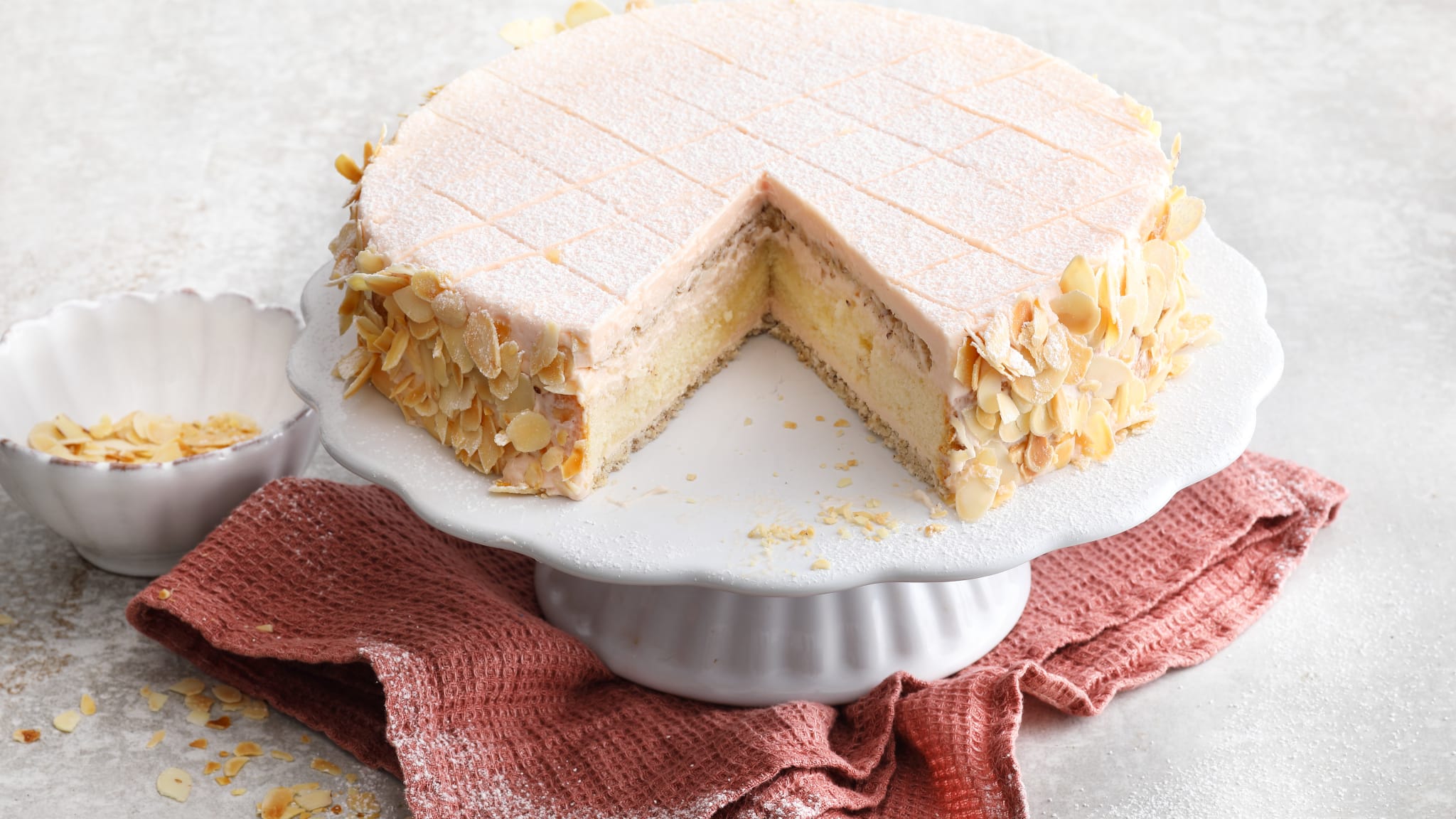 Eine Zuger Kirschtorte auf einem Tortenständer. © Image Professionals / Gräfe & Unzer Verlag / Neubauer, Mathias
