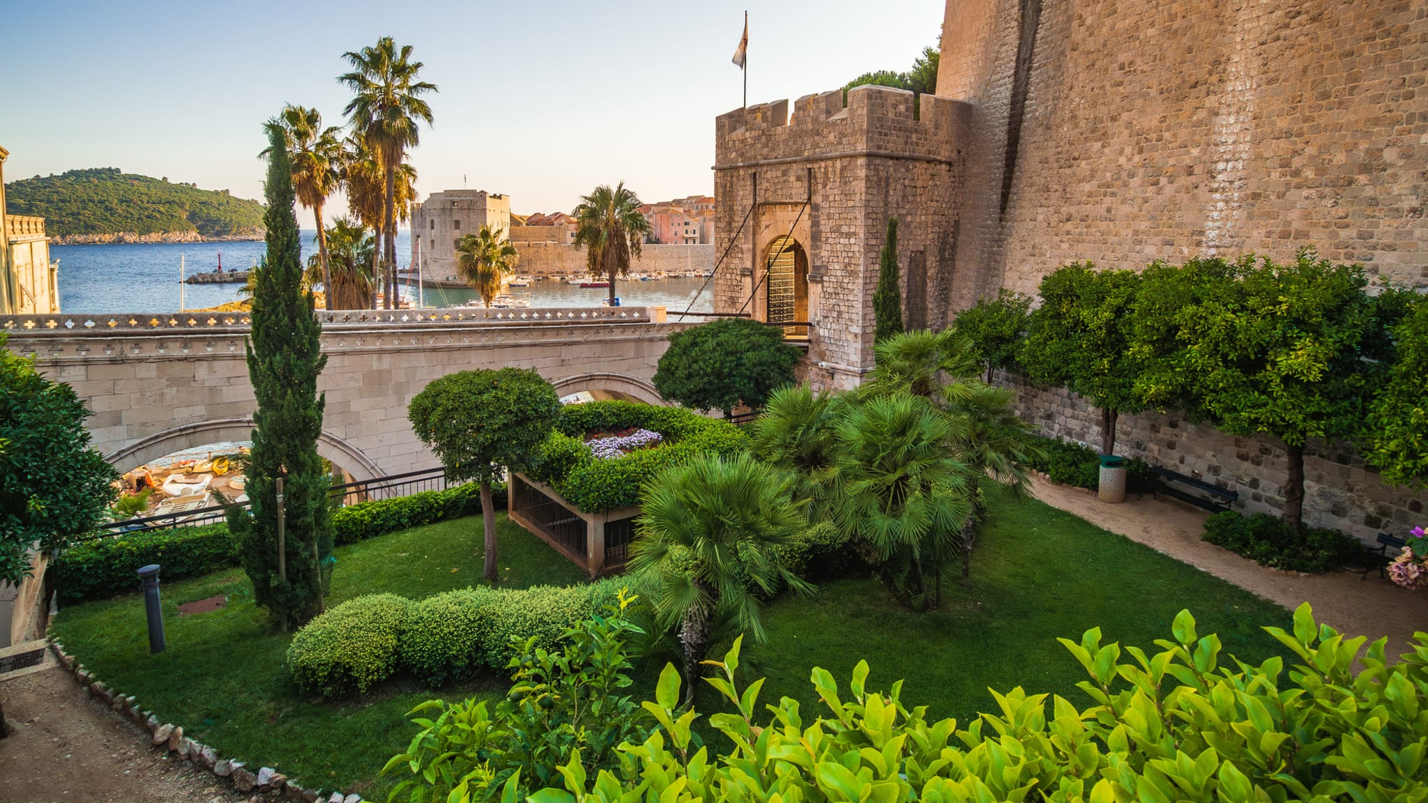 Eingangstor an der Stadtmauer von Dubrovnik, Dalmatien, Kroatien.
