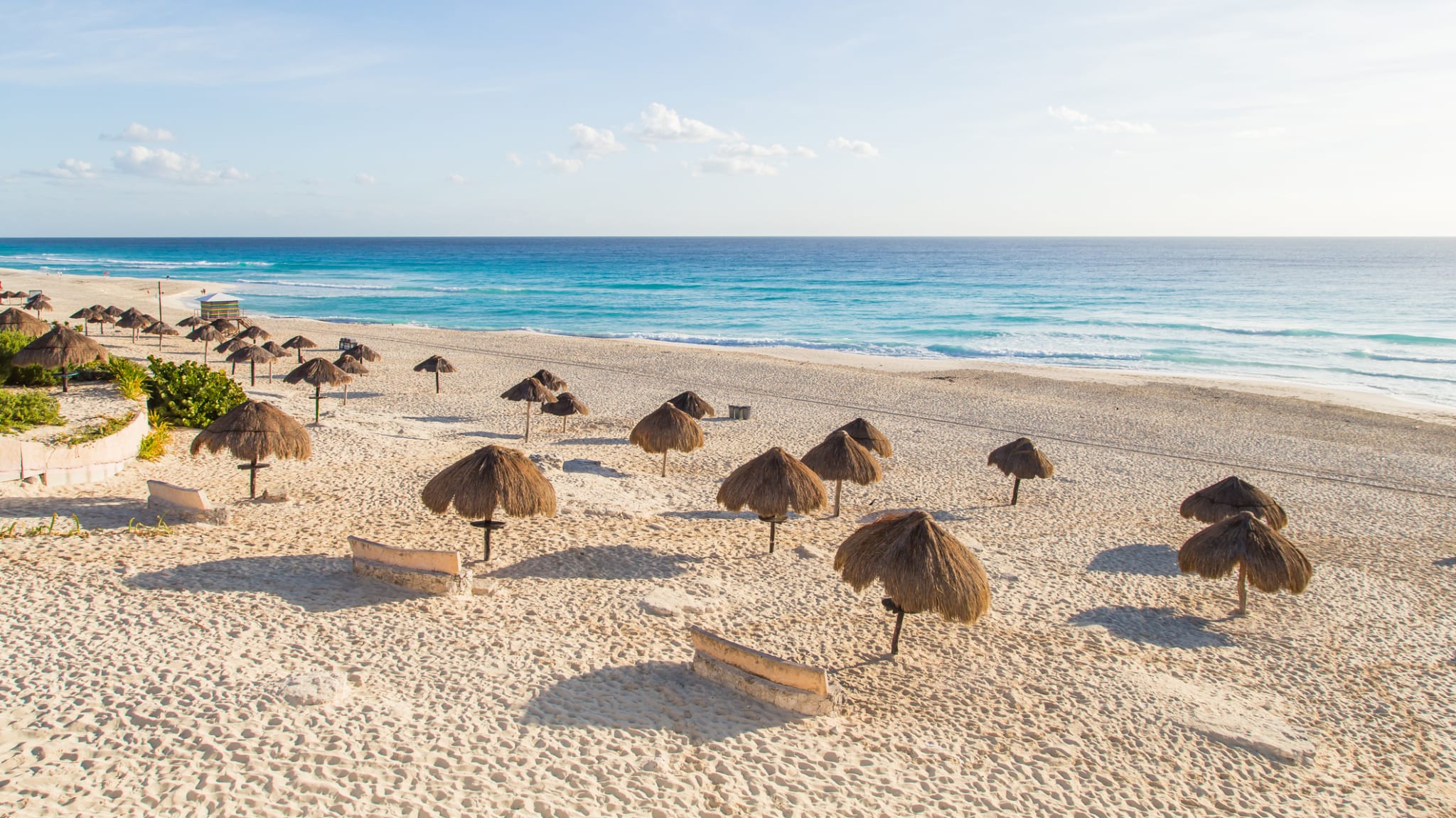 Einige Schirme an der Playa Delfines, Cancún, Mexiko