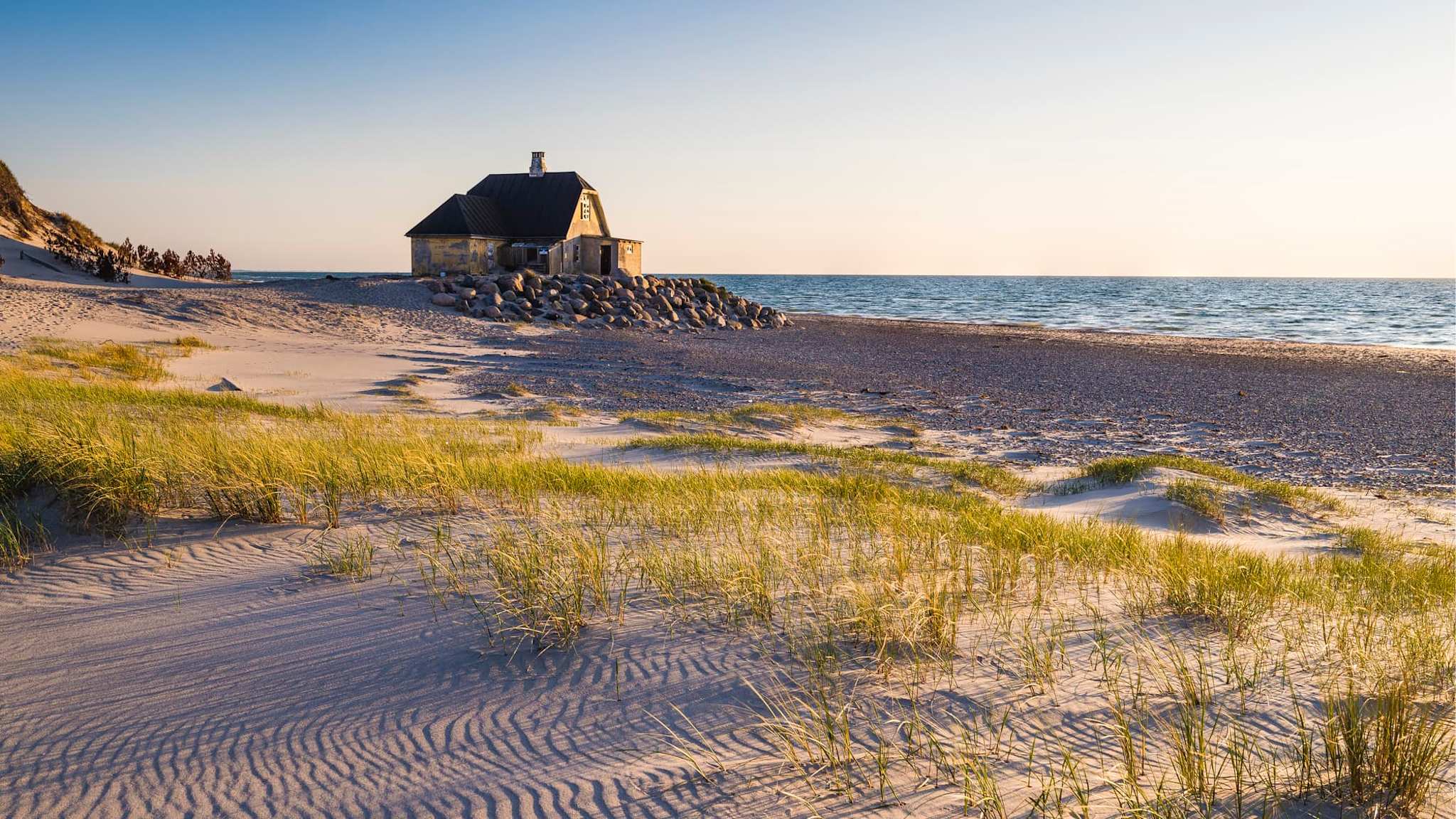 Ein einsames Haus am Strand von Dänemark.
