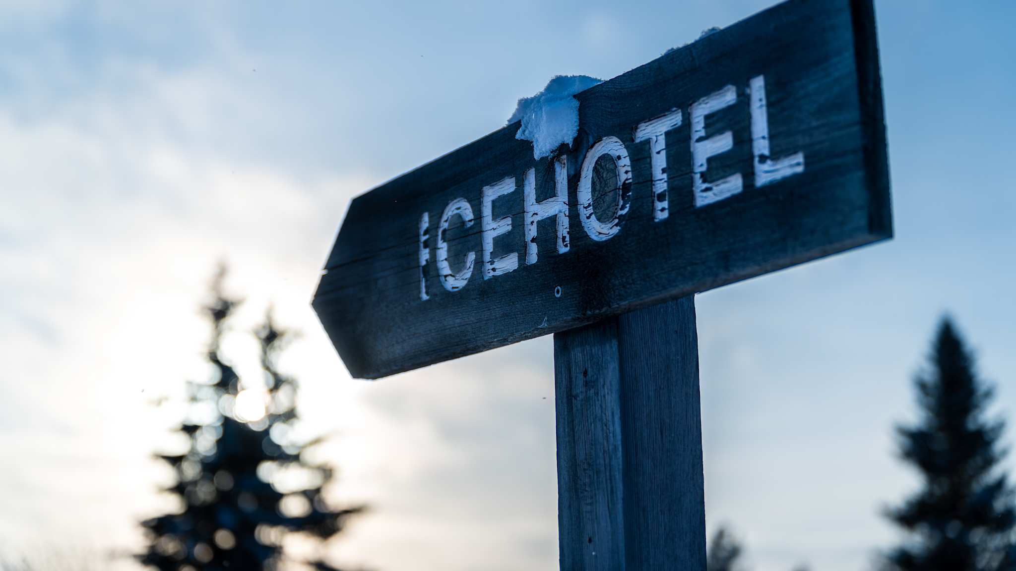 Wegweiser mit der Aufschrift Icehotel