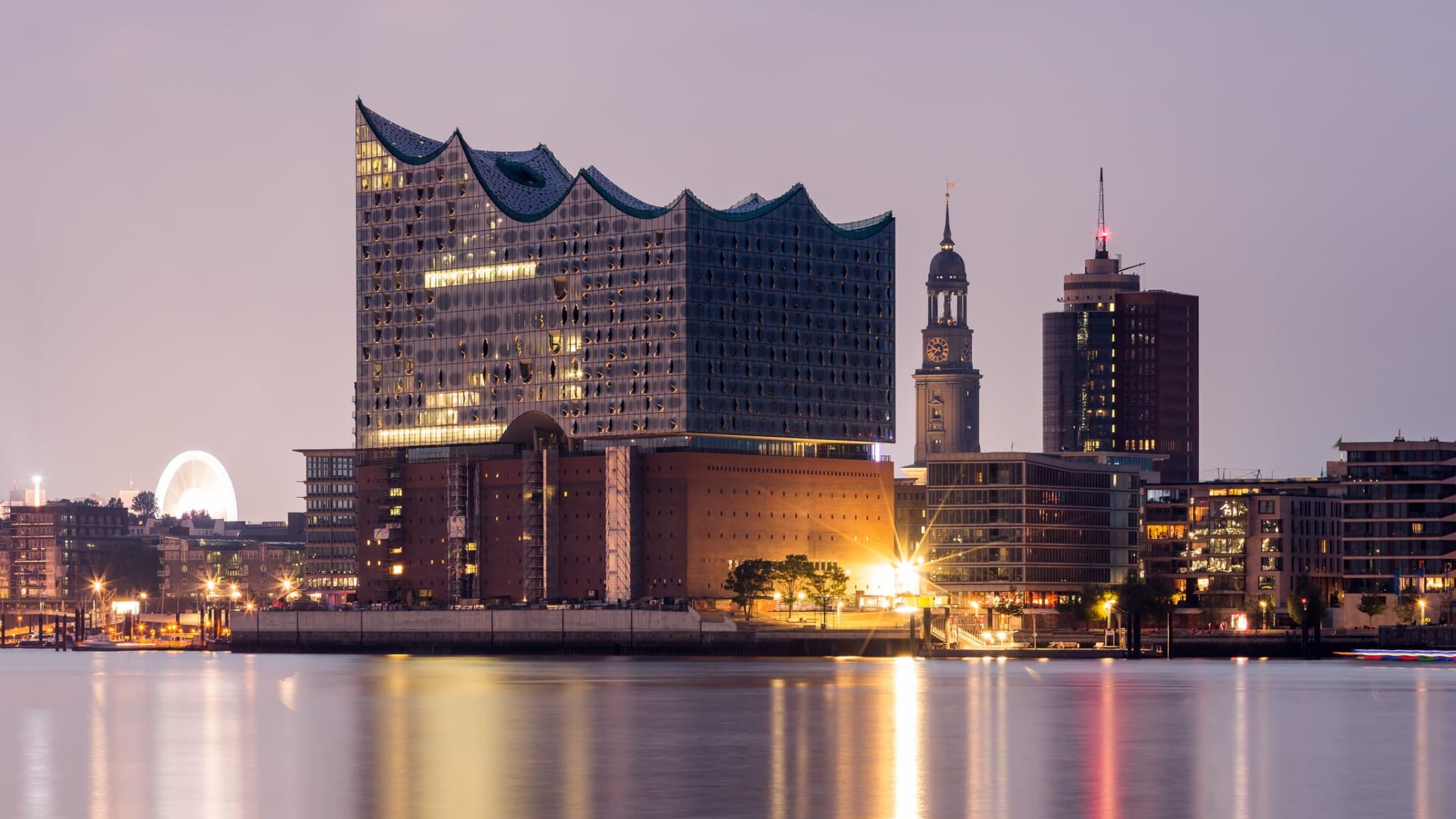 Elbphilharmonie in der Abenddämmerung in Hamburg.