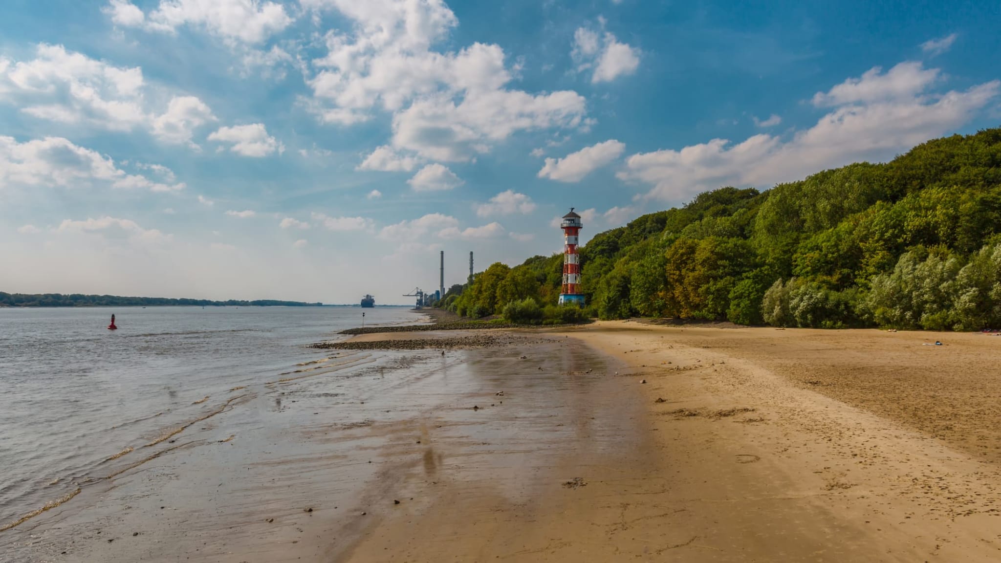 Elbstrand mit Leuchtturm Wittenbergen in Hamburg.