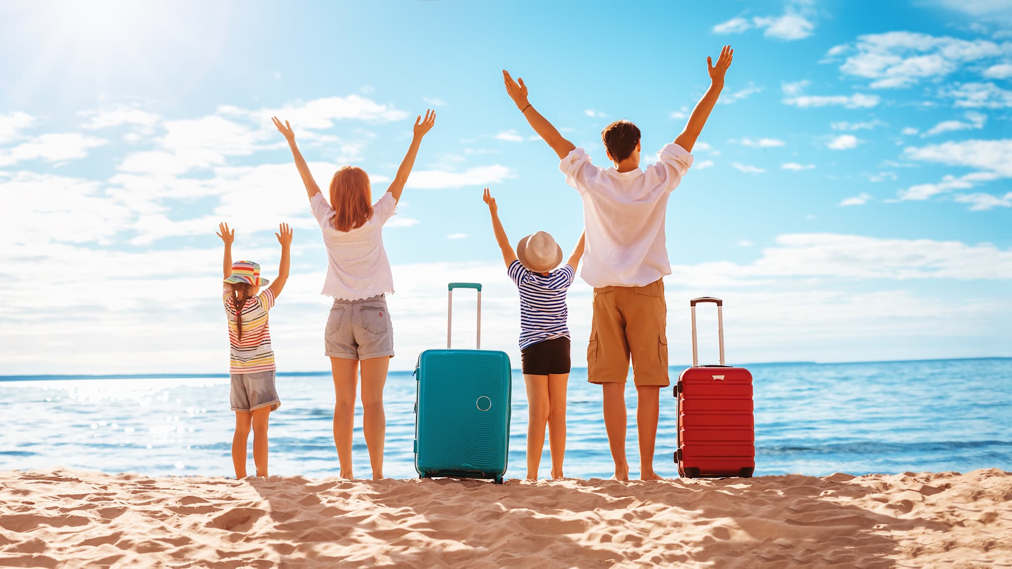 Erwachsene mit Kindern an einem Strand