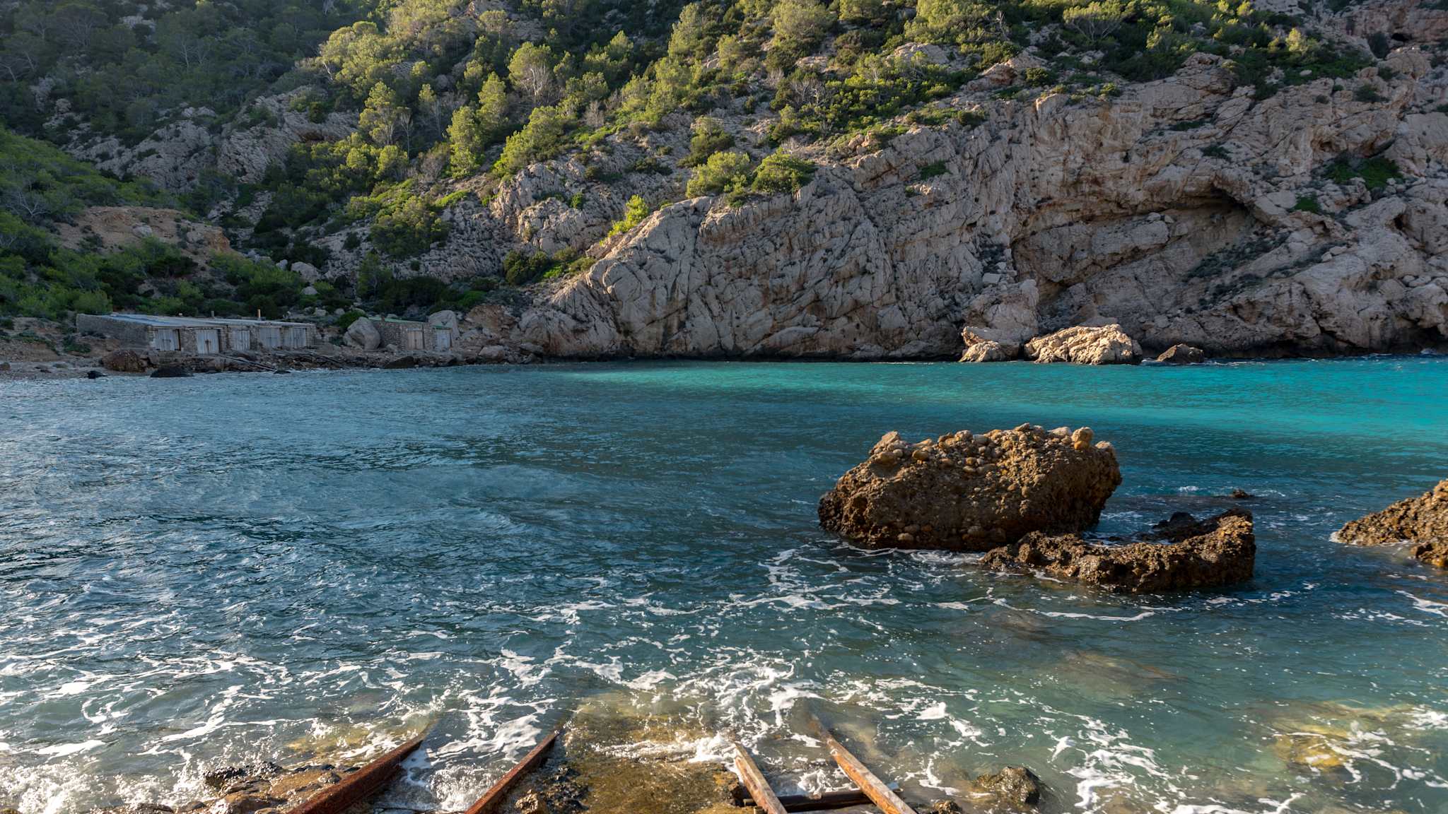 Weg in ein Gewässer hinein