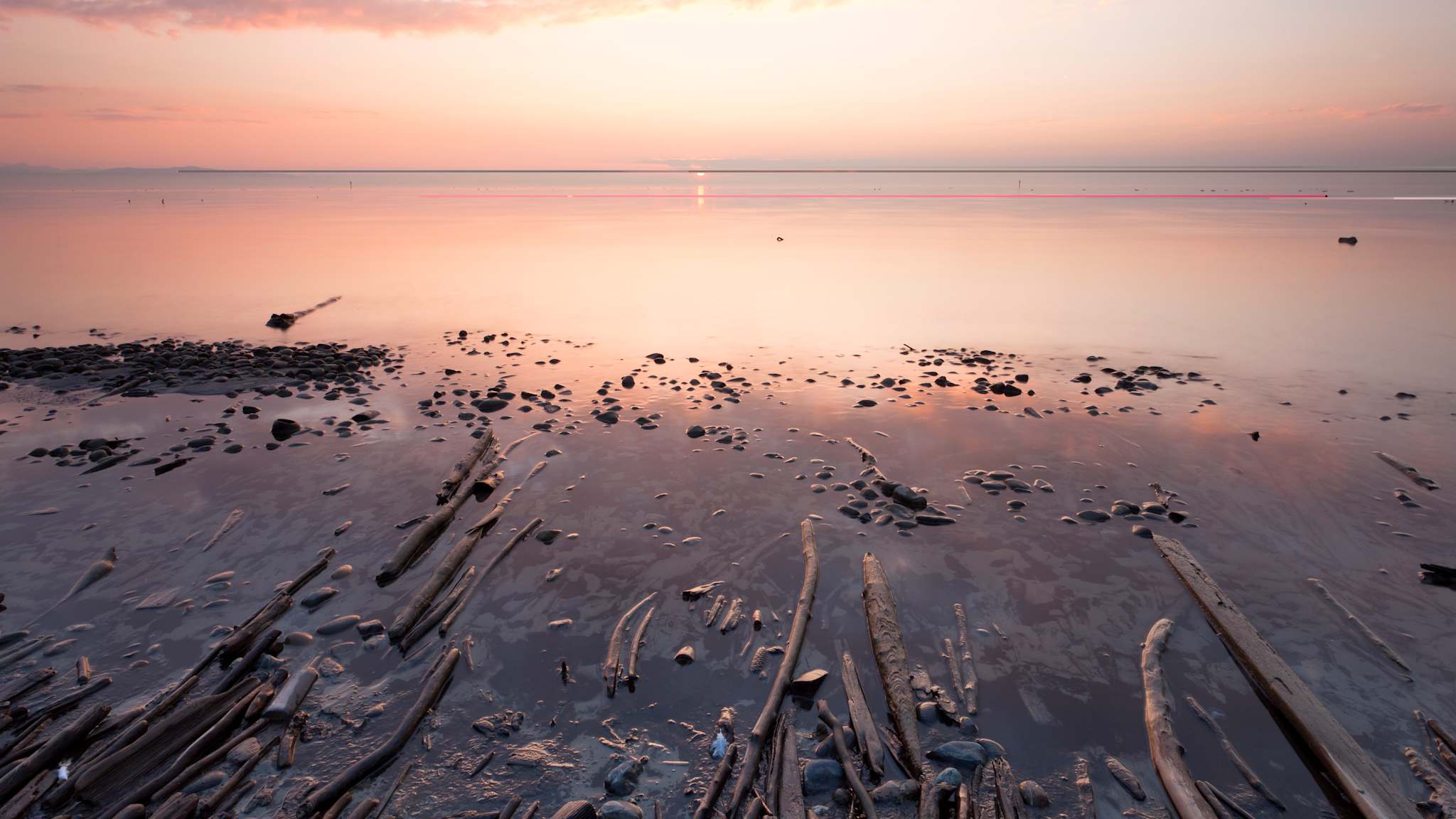 Blick auf einen Strand bei Sonnenuntergang