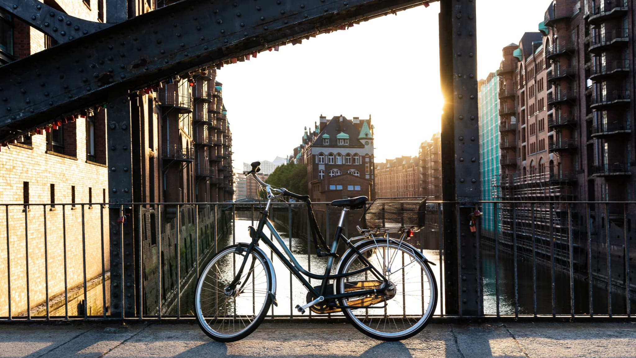 Fahrrad an einer Brücke gelehnt in Hamburg, Deutschland.