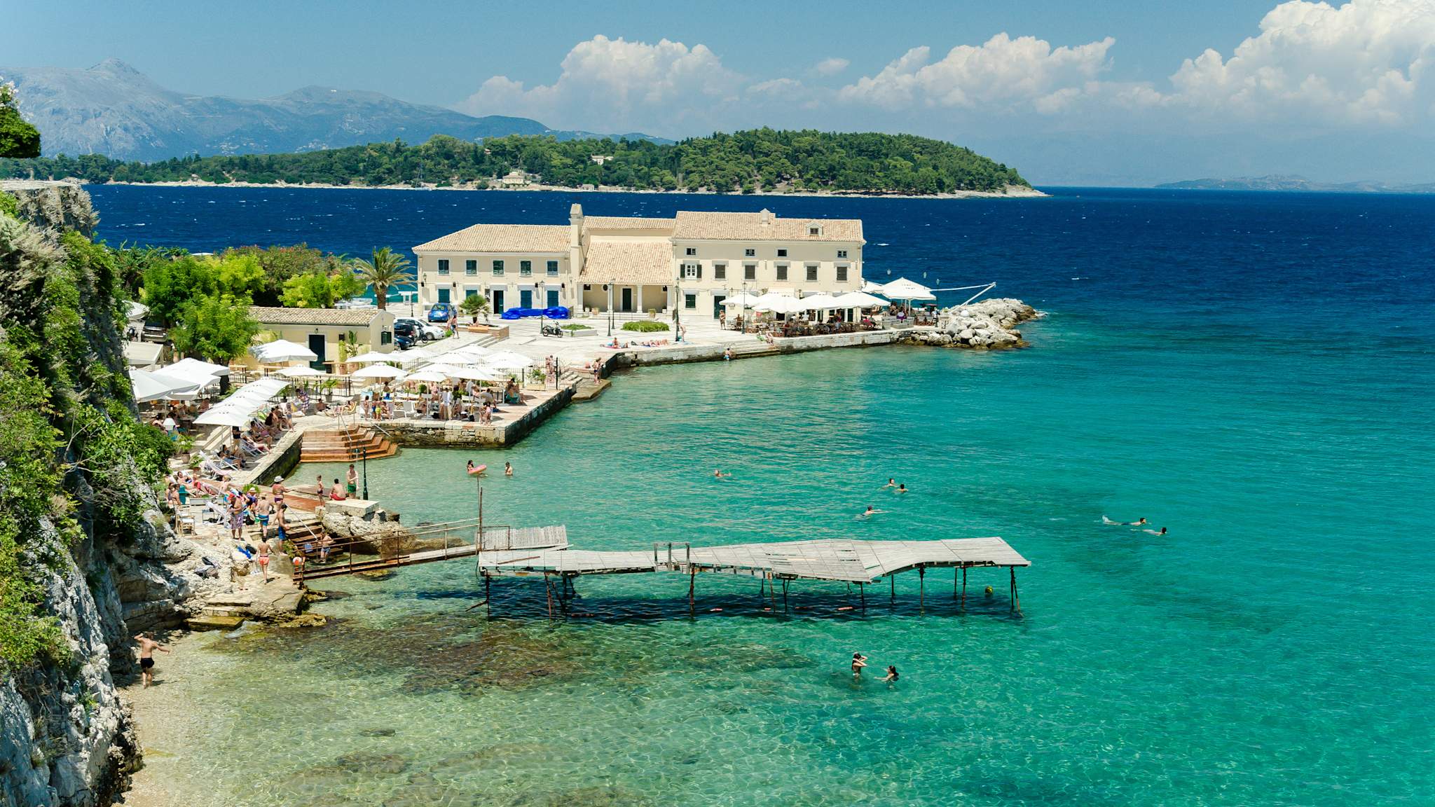 Bar und Lounge mit altem Holzsteg am Faliraki Beach