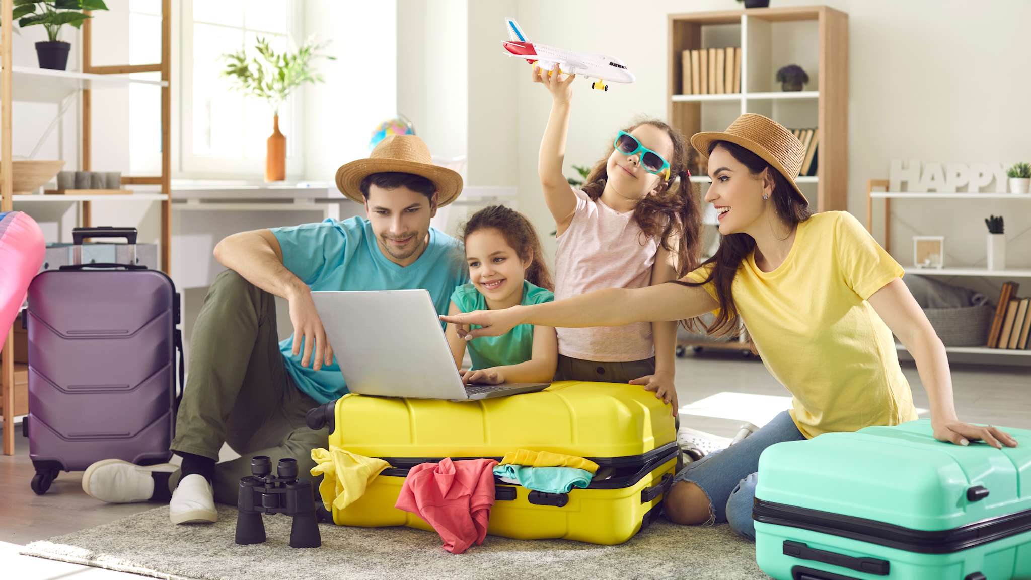 Eine Familie am Packen für den Urlaub