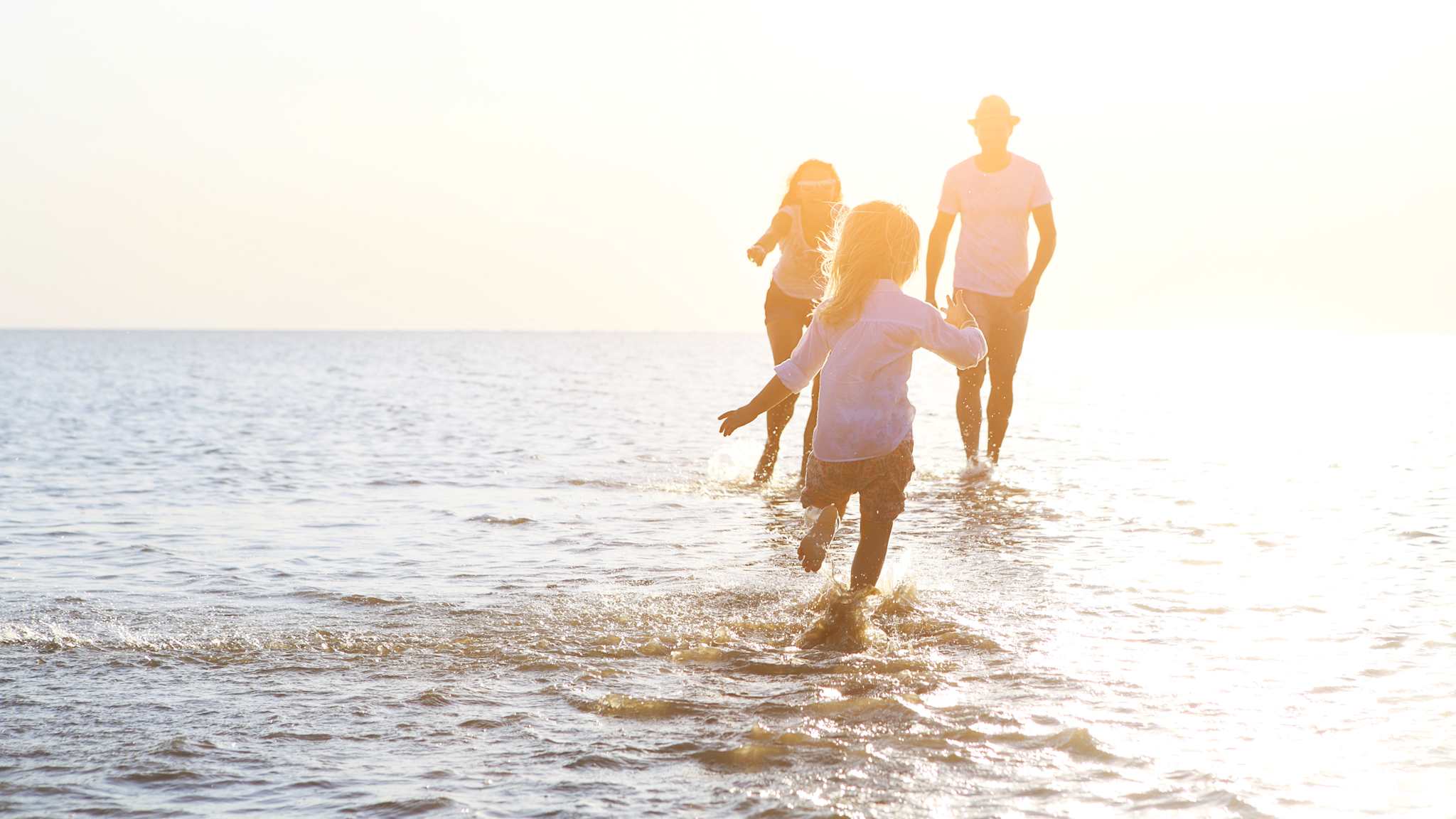 Auf Sand läuft sich’s viel angenehmer ins Meer. © Dasha Petrenko - stock.adobe.com