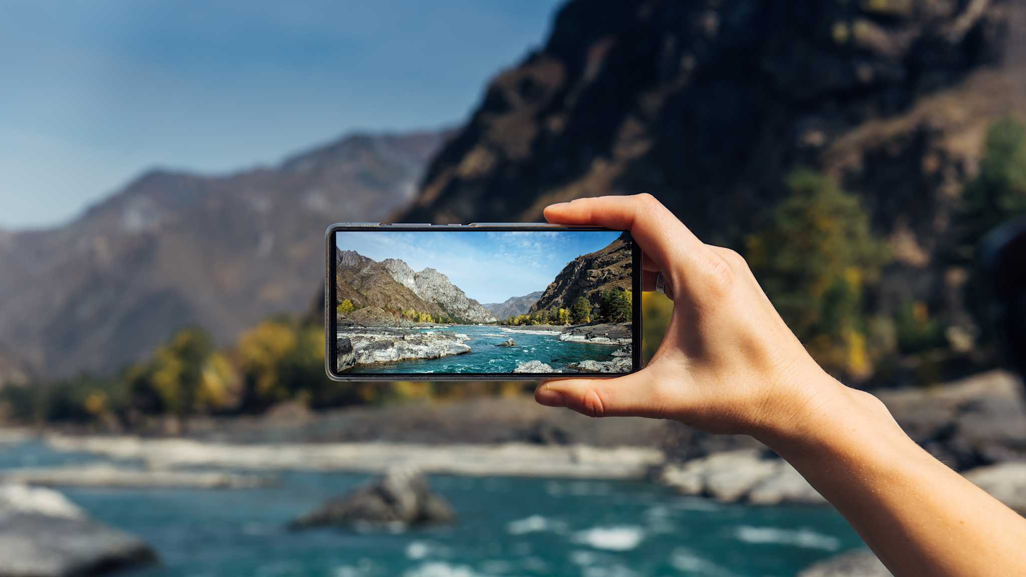 Blick durch ein Handy auf eine Landschaft