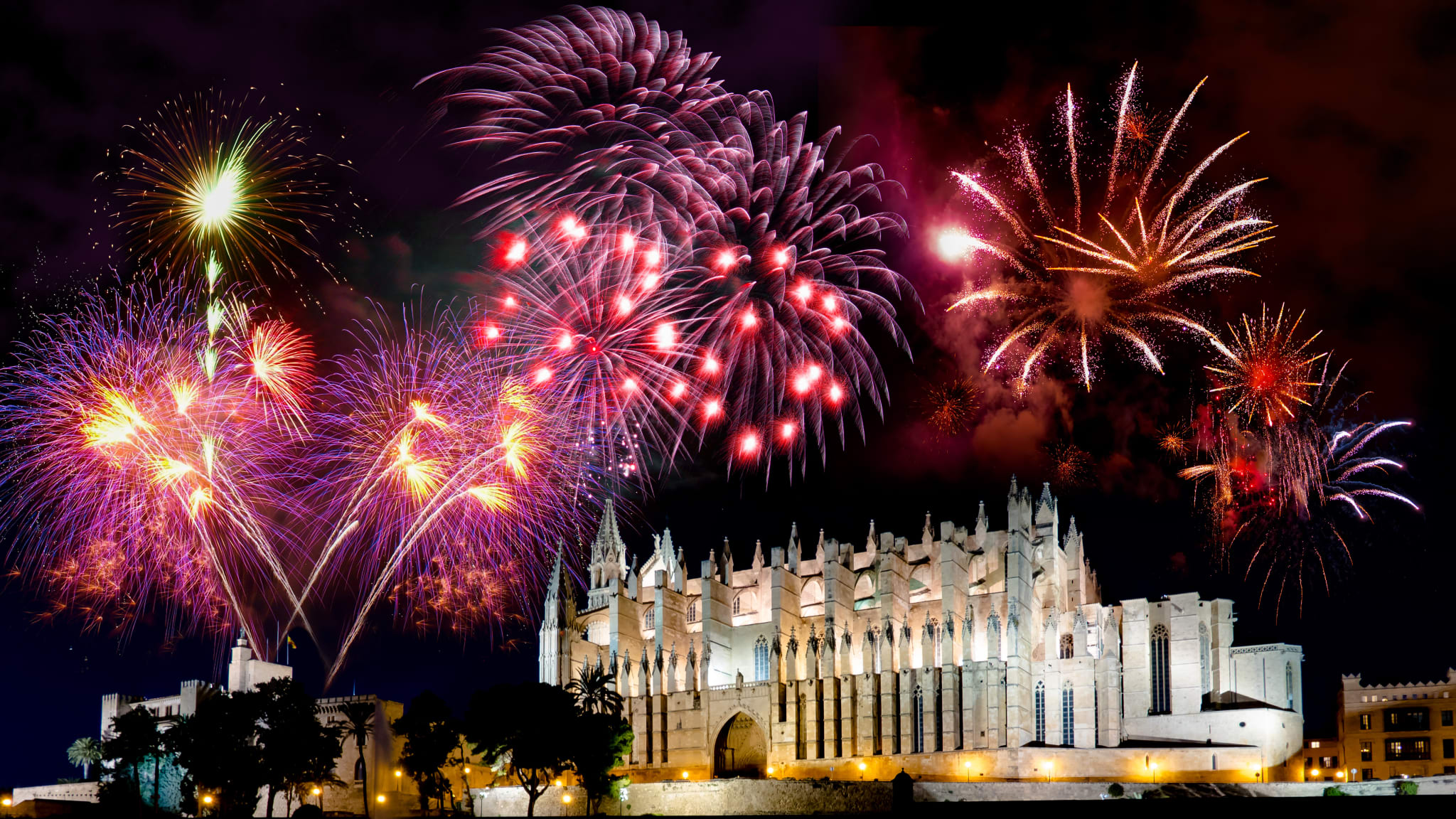 Imposantes Bild – Silvester-Feuerwerk über Mallorcas großer Kathedrale. © EKH-Pictures - stock.adobe.com